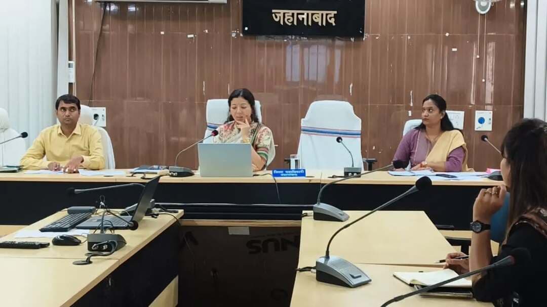 ☀️ पीएम सूर्य घर योजना: लंबित ऋण आवेदनों के लिए 01 एवं 03 अक्टूबर को विशेष अभियान
जिला पदाधिकारी, जहानाबाद श्रीमती छिरिङ वाई भूटिया की अध्यक्षता में पीएम सूर्य घर: मुफ्त बिजली योजना की प्रगति एवं बैंकों में लंबित ऋण आवेदनों के निष्पादन की समीक्षा की गई।
🏦 01 एवं 03 अक्टूबर, 2026 को संबंधित बैंक शाखाओं में विशेष अभियान चलाकर पात्र लाभुकों के लंबित ऋण आवेदनों के त्वरित निष्पादन के निर्देश दिए गए।
🔹 बैंक शाखाएं लंबित आवेदनों की प्राथमिकता के आधार पर करेंगी जांच एवं निष्पादन।
🔹 कनीय विद्युत अभियंता (JE) एवं अधिकृत वेंडर लंबित आवेदन वाले लाभुकों से व्यक्तिगत रूप से करेंगे संपर्क।
🔹 लाभुकों को आवश्यक दस्तावेजों के साथ संबंधित बैंक शाखा में उपस्थित कराने के निर्देश।
🔹 बैंक, विद्युत विभाग एवं वेंडर आपसी समन्वय से आवेदन संबंधी कमियों का उसी दिन समाधान सुनिश्चित करेंगे।
📢 जिला प्रशासन की अपील— जिन लाभुकों का ऋण आवेदन बैंक स्तर पर लंबित है, वे 01 एवं 03 अक्टूबर को सभी आवश्यक दस्तावेजों के साथ संबंधित बैंक शाखा में उपस्थित होकर विशेष अभियान का लाभ उठाएं।
☀️ लक्ष्य— अधिकाधिक घरों तक रूफटॉप सोलर, स्वच्छ ऊर्जा को बढ़ावा और पात्र लाभुकों को ऋण सुविधा का त्वरित लाभ।
#पीएमसूर्यघर #मुफ्तबिजलीयोजना #सौरऊर्जा #जिलाप्रशासनजहानाबाद #विकसितभारत_समृद्धबिहार_आदर्शजहानाबाद