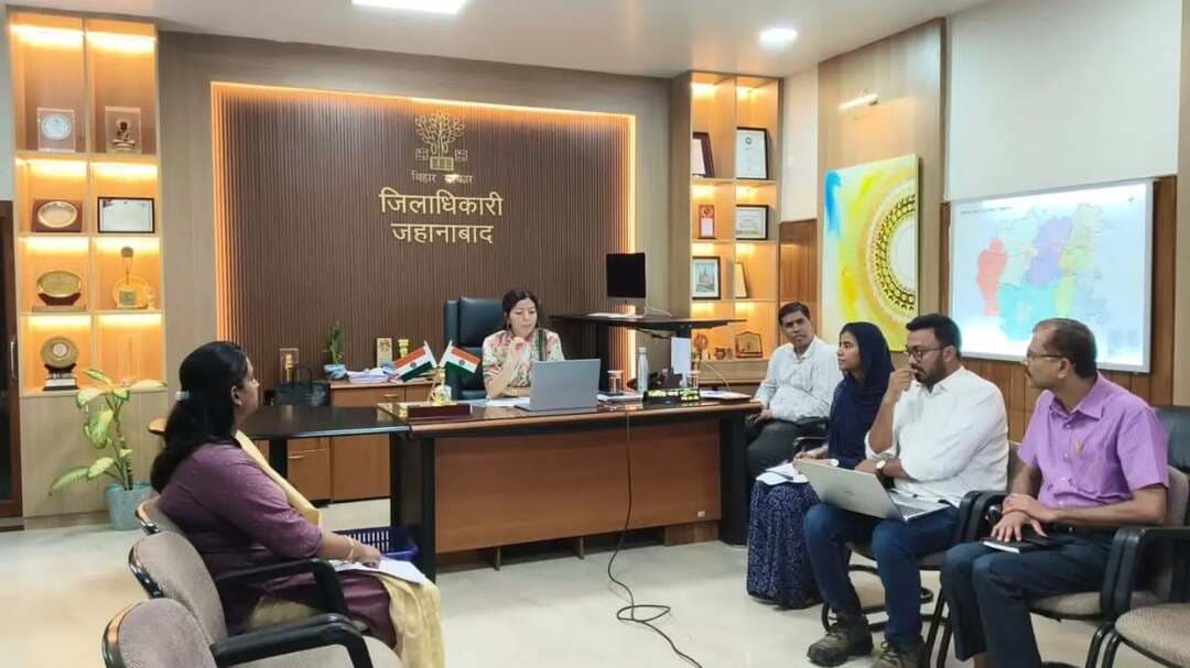 📢 शिकायतों का हो समयबद्ध निष्पादन, धरातल पर दिखे वास्तविक समाधान
जिला पदाधिकारी, जहानाबाद श्रीमती छिरिङ वाई भूटिया की अध्यक्षता में सहयोग पोर्टल, विद्यार्थी सहयोग पोर्टल एवं संकल्प पोर्टल की समीक्षा की गई।
🔹 सहयोग पोर्टल — 8,961 आवेदनों में से 8,250 निष्पादित; 7 दिनों से अधिक लंबित मामलों के त्वरित निष्पादन के निर्देश।
🔹 एसएलएसपी — लंबित मामलों की समीक्षा; केवल औपचारिक प्रतिवेदन नहीं, बल्कि वास्तविक एवं गुणवत्तापूर्ण समाधान सुनिश्चित करने पर जोर।
🔹 विद्यार्थी सहयोग पोर्टल — पारा मेडिकल संस्थान, रेफरल अस्पताल, घोसी के विद्यार्थियों से संबंधित लंबित मामलों के शीघ्र निष्पादन एवं नियमित पठन-पाठन सुनिश्चित करने के निर्देश।
🔹 संकल्प–हर घर नल का जल — निरीक्षण में अक्रियाशील पाए गए 44 वार्डों में प्राथमिकता से जलापूर्ति बहाल करने का निर्देश।
⚠️ शिकायतों के निष्पादन में शिथिलता को लेकर अब तक 22 पदाधिकारियों को 52 कारण-पृच्छा नोटिस निर्गत , सभी को अविलंब गुणवत्तापूर्वक निष्पादन कर प्रतिवेदन प्रेषित करने का निर्देश
✅ जिला पदाधिकारी का स्पष्ट निर्देश— केवल पोर्टल पर मामला बंद करना पर्याप्त नहीं; आमजन की समस्या का धरातल पर वास्तविक, समयबद्ध एवं गुणवत्तापूर्ण समाधान सुनिश्चित हो।
#जिलाप्रशासनजहानाबाद #जहानाबाद #सहयोगपोर्टल #विद्यार्थीसहयोग #विकसितभारत_समृद्धबिहार_आदर्शजहानाबाद
