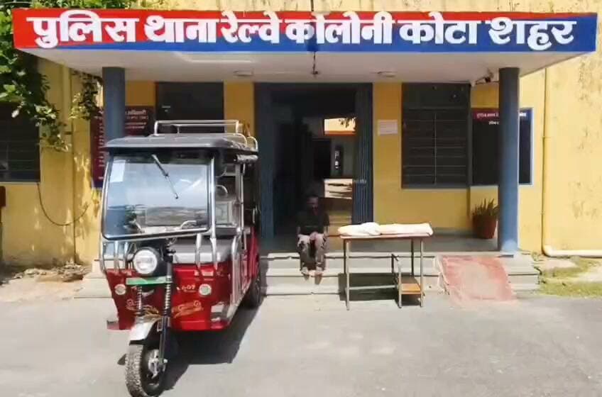 🚨 रात 3 बजे ताला तोड़ा, DJ का सामान उड़ाया... 24 घंटे में शातिर चोर गिरफ्तार
रेलवे कॉलोनी थाना पुलिस की बड़ी कार्रवाई, CCTV से खुला चोरी का राज
कोटा। रेलवे कॉलोनी थाना पुलिस ने DJ कारोबारी के मकान का ताला तोड़कर चोरी करने वाले आरोपी अतीक मोहम्मद उर्फ अज्जू (33) को गिरफ्तार किया है। आरोपी रात करीब 3 बजे लाल रंग के ई-रिक्शा से मकान पर पहुंचा और ताला तोड़कर लैपटॉप, DJ मिक्सर, चार्जर, लाइट का सामान और 8 हजार रुपए नकद चोरी कर ले गया।
पुलिस ने आरोपी के कब्जे से चोरी का सामान बरामद करने के साथ वारदात में इस्तेमाल ई-रिक्शा भी जब्त किया है।
📹 CCTV से मिला सुराग
घटना के बाद पुलिस टीम ने आसपास लगे CCTV कैमरों की फुटेज खंगाली। तकनीकी साक्ष्यों और मुखबिर की सूचना के आधार पर आरोपी की पहचान की गई। पुलिस ने कार्रवाई करते हुए 28 सितंबर को आरोपी को गिरफ्तार कर लिया।
यह कार्रवाई एसपी तेजस्विनी गौतम के निर्देश पर एएसपी सिटी सुभाषचंद मिश्रा के निर्देशन, डीएसपी द्वितीय राजेश टेलर के सुपरविजन और रेलवे कॉलोनी थाना प्रभारी रामस्वरूप मीणा के नेतृत्व में गठित टीम ने की।
पुलिस के मुताबिक आरोपी से पूछताछ और मामले में आगे की कार्रवाई जारी है।
जर्नलिस्ट मंगल सिंह हाडा