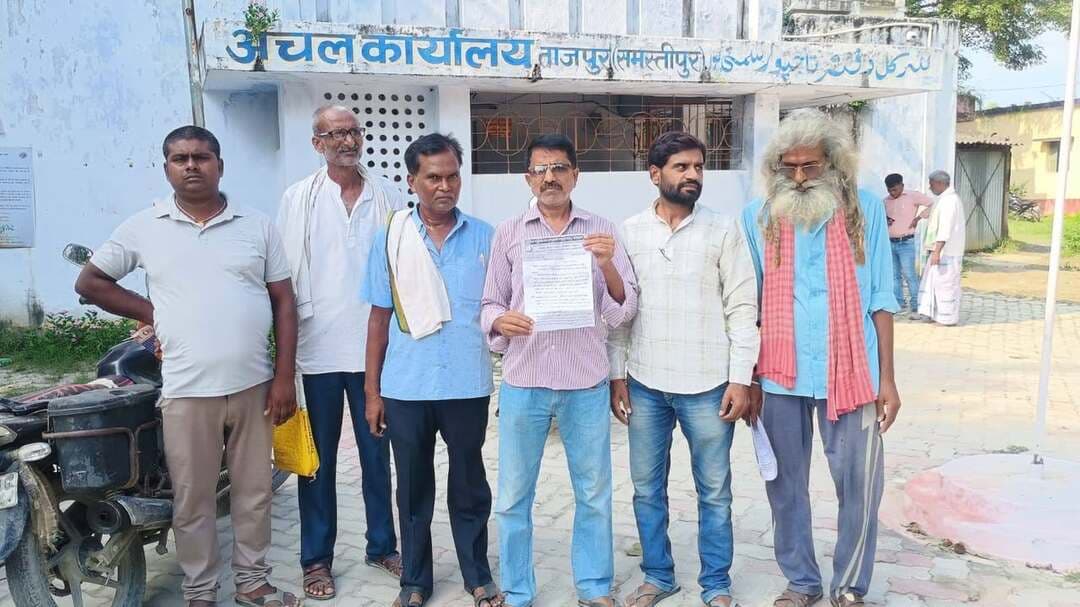 *2 अक्टूबर को फतेहपुर पंचायत भवन पर होगा खेग्रामस का धरना-प्रदर्शन*
ताजपुर, 29 सितंबर 2026
अखिल भारतीय खेत एवं ग्रामीण मजदूर सभा (खेग्रामस) के बैनर तले आगामी 2 अक्टूबर को ताजपुर प्रखंड के फतेहपुर पंचायत भवन पर ग्रामीण गरीबों की विभिन्न मांगों को लेकर धरना-प्रदर्शन आयोजित किया जाएगा। इस संबंध में मंगलवार को खेग्रामस प्रखंड सचिव प्रभात रंजन गुप्ता एवं भाकपा माले प्रखंड सचिव सुरेंद्र प्रसाद सिंह ने संयुक्त रूप से प्रखंड विकास पदाधिकारी (बीडीओ) एवं अंचलाधिकारी (सीओ) को लिखित सूचना दी।
जारी जानकारी के अनुसार धरना-प्रदर्शन में भूमिहीनों को जमीन का पर्चा देने, सरकारी जमीन पर बसे परिवारों को कानूनी अधिकार दिलाने, जीरामजी योजना के तहत काम उपलब्ध कराने, मजदूरों को नियमित रोजगार देने तथा काम का उचित पारिश्रमिक सुनिश्चित करने समेत अन्य मांगों को उठाया जाएगा।
कार्यक्रम की सफलता को लेकर आयोजित बैठक में ब्रह्मदेव प्रसाद सिंह, प्रमोद साह, राजेंद्र साह, संजीव राय, राजेश कुमार, सुनीता देवी, संजय कुमार सहित अन्य लोगों ने अपने विचार व्यक्त किए। बैठक की अध्यक्षता खेग्रामस प्रखंड सचिव प्रभात रंजन गुप्ता ने की, जबकि संचालन भाकपा माले प्रखंड सचिव सुरेंद्र प्रसाद सिंह ने किया।
बैठक को संबोधित करते हुए नेताओं ने प्रखंड के भूमिहीनों, सरकारी जमीन पर बसे परिवारों, पर्चाधारियों एवं ग्रामीण मजदूरों से बड़ी संख्या में 2 अक्टूबर को फतेहपुर पंचायत भवन पहुंचकर धरना-प्रदर्शन को सफल बनाने की अपील की। उनका कहना था कि ग्रामीण गरीबों की लंबित समस्याओं के समाधान के लिए संगठित संघर्ष जरूरी है।