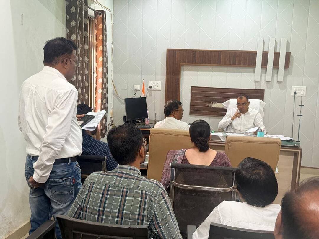 #बालाघाट
बैठक में दिए निर्देशों का पालन न करने पर आठ कर्मचारियों का तीन-तीन दिन का वेतन राजसात
एसडीएम कटंगी विजय सिंह यादव ने राजस्व एवं पंचायत विभाग की समीक्षा के बाद दिए कार्रवाई के निर्देश
शासकीय कार्यों में लापरवाही और समीक्षा बैठकों में दिए गए निर्देशों का पालन नहीं करने वाले कर्मचारियों के विरुद्ध एसडीएम कटंगी विजय सिंह यादव ने कार्रवाई के निर्देश दिए हैं। राजस्व एवं पंचायत विभाग की समीक्षा के दौरान अपेक्षित प्रगति नहीं मिलने पर कुल आठ कर्मचारियों का तीन-तीन दिन का वेतन राजसात करने के निर्देश संबंधित अधिकारियों को दिए गए हैं।
एसडीएम विजय सिंह यादव द्वारा विगत दिनों चरणबद्ध तरीके से राजस्व विभाग तथा पंचायत विभाग के अधिकारी-कर्मचारियों की बैठक लेकर विभिन्न शासकीय योजनाओं एवं कार्यों की समीक्षा की गई थी। बैठक में सीएम हेल्पलाइन सहित अन्य महत्वपूर्ण योजनाओं एवं विभागीय लक्ष्यों की सतत निगरानी करते हुए लंबित कार्यों में प्रगति लाने के निर्देश दिए गए थे। निर्धारित समय बीतने के बाद भी कुछ कर्मचारियों द्वारा निर्देशों का अपेक्षित पालन नहीं किया गया।
पांच पटवारियों का वेतन राजसात
राजस्व विभाग की समीक्षा के दौरान पटवारियों को फार्मर रजिस्ट्री, फसल गिरदावरी, बायोमेट्रिक ई-केवाईसी, नक्शा तरमीम, नामांतरण प्रकरणों में प्रतिवेदन प्रस्तुत करने, सेल्फ रजिस्ट्रेशन के प्रतिवेदन, सीएम हेल्पलाइन तथा राजस्व वसूली के लिए अतिक्रमण संबंधी प्रकरण तैयार करने सहित अन्य राजस्व लक्ष्यों की पूर्ति के निर्देश दिए गए थे।
लगभग एक सप्ताह का समय बीतने के बाद भी कुछ पटवारियों द्वारा फार्मर रजिस्ट्रेशन एवं फसल गिरदावरी सहित निर्धारित कार्यों में अपेक्षित प्रगति नहीं की गई। इस पर एसडीएम ने तहसीलदार तिरोड़ी को पटवारी शिवांशु मिश्रा, गौरव तिवारी, प्रदीप शर्मा, प्रहलाद कुमरे एवं कमलेश भगत का माह सितंबर का तीन-तीन दिन का वेतन राजसात करने के निर्देश दिए हैं।
तीन पंचायत सचिवों पर भी कार्रवाई
इसी प्रकार पंचायत विभाग के एडीओ एवं पीसीओ की बैठक लेकर लंबित सीएम हेल्पलाइन शिकायतों की समीक्षा की गई। इसमें नल-जल योजना, प्रधानमंत्री आवास योजना तथा पंचायतों में साफ-सफाई से संबंधित शिकायतों की स्थिति की विशेष रूप से समीक्षा की गई।
समीक्षा के दौरान कुछ पंचायत सचिवों द्वारा लंबित सीएम हेल्पलाइन शिकायतों के निराकरण में लापरवाही बरतना पाया गया। शिकायतों का समय पर निराकरण नहीं कराने पर एसडीएम ने पंचायत सचिव अजीत बोरकर, खिलेंद्र भारती एवं विपिन हरिनखेड़े के विरुद्ध कार्रवाई करते हुए तीन-तीन दिन का वेतन राजसात करने के निर्देश जनपद पंचायत सीईओ कटंगी को दिए हैं।
एसडीएम विजय सिंह यादव ने संबंधित अधिकारियों को निर्देशित किया है कि शासकीय योजनाओं, सीएम हेल्पलाइन तथा विभागीय लक्ष्यों की नियमित समीक्षा करते हुए लंबित कार्यों का समयबद्ध निराकरण सुनिश्चित किया जाए। उन्होंने स्पष्ट किया कि बैठकों में दिए गए निर्देशों के पालन में लापरवाही पाए जाने पर संबंधित अधिकारी-कर्मचारियों की जवाबदेही तय की जाएगी।
#CMMadhyaPradesh
#JansamparkMP
#mprevenudeptt