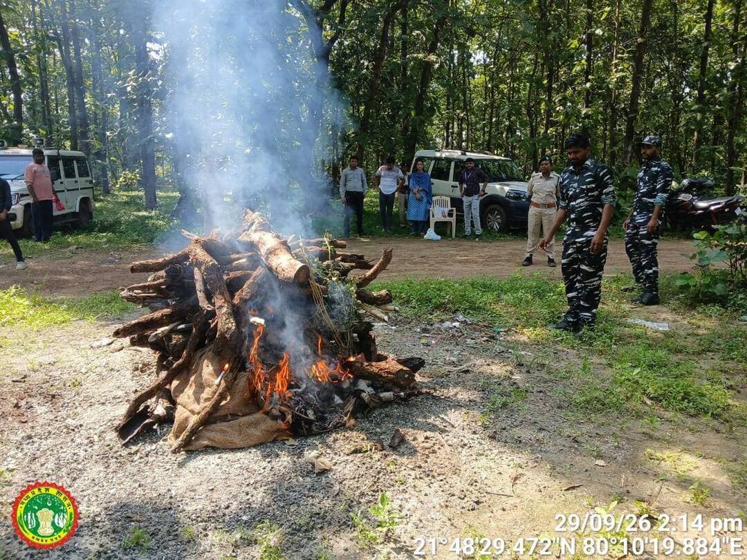 #बालाघाट
मृत नर चीतल का वन विभाग ने कराया विधिवत दाह संस्कार
चांदमारी रोड स्थित केंद्रीय डिपो के पास की गई निस्तारण की कार्रवाई
तहसील बालाघाट अंतर्गत सामान्य वन परिक्षेत्र में एक नर चीतल की मृत्यु होने के बाद वन विभाग द्वारा नियमानुसार उसके निस्तारण एवं भस्मीकरण (दाह संस्कार) की कार्रवाई की गई।
मृत नर चीतल के दाह संस्कार की कार्रवाई बालाघाट में चांदमारी रोड स्थित केंद्रीय डिपो के पास की गई। वन्यप्राणी की मृत्यु की सूचना के बाद वन विभाग के अधिकारियों एवं संबंधित विभागीय अमले की मौजूदगी में नियमानुसार आवश्यक प्रक्रिया पूरी की गई।
इस दौरान तहसीलदार सुश्री छवि पंत सहित वन विभाग के अधिकारी तथा पशु चिकित्सा विभाग के अधिकारी मौके पर मौजूद रहे। संबंधित अधिकारियों की उपस्थिति में मृत चीतल का निस्तारण एवं दाह संस्कार कराया गया। वन विभाग द्वारा वन्यप्राणी की मृत्यु के बाद निर्धारित प्रक्रिया के तहत कार्रवाई सुनिश्चित की गई, ताकि मृत वन्यप्राणी का सुरक्षित एवं नियमानुसार निस्तारण किया जा सके।
#CMMadhyaPradesh
#JansamparkMP
#minforestmp