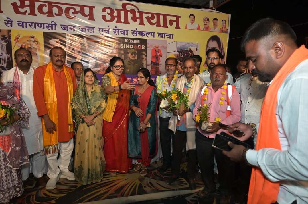 #बालाघाट
सेवा और संकल्प का संदेश लेकर बैहर-गढ़ी पहुंची ‘वडनगर से वाराणसी’ यात्रा
बैहर में सफाई कर्मियों से संवाद, नक्सल हिंसा से प्रभावित परिवारों ने साझा किए अनुभव
सेवा, जनसंपर्क और राष्ट्र निर्माण के संदेश के साथ निकली ‘वडनगर से वाराणसी जल, जन एवं सेवा संकल्प यात्रा’ 28 सितंबर को बालाघाट जिले के बैहर पहुंची। यात्रा के बैहर पहुंचने पर विभिन्न कार्यक्रम आयोजित किए गए, जिनमें यात्रियों ने सफाई कर्मियों से संवाद किया।
इस दौरान जिले के नक्सल प्रभावित क्षेत्रों से नक्सल हिंसा से प्रभावित लोगों ने भी अपने अनुभव साझा किए। उन्होंने बताया कि क्षेत्र में परिस्थितियों में आए बदलाव के बाद अब वे और उनके परिवार स्वयं को अधिक सुरक्षित महसूस कर रहे हैं। उन्होंने कहा कि पहले हिंसा के भय के बीच जीवनयापन करना पड़ता था, जबकि अब गांवों में विकास और सुविधाओं का विस्तार दिखाई देने लगा है। बैहर में रात्रि विश्राम के बाद 29 सितंबर को यात्रा गढ़ी के लिए रवाना हुई। गढ़ी पहुंचने पर यात्रा का स्वागत किया गया। यहां पौधारोपण, जनसंवाद सहित विभिन्न गतिविधियों में यात्रियों ने सहभागिता की। कार्यक्रमों के बाद यात्रा मंडला जिले के बिछिया के लिए रवाना हो गई।
यात्रा में गुजरात की सांसद शोभनाबेन बारैया, दाहोद लोकसभा क्षेत्र के सांसद जसवंतसिंह सुमनभाई भाभोर, यात्रा प्रभारी विवेक शर्मा, अमन गांधी, शिवादित्य नेताम सहित बड़ी संख्या में युवा शामिल हैं। यात्रा के बैहर एवं गढी पहुंचने पर बालाघाट सांसद श्रीमती भारती पारधी, अनुसूचित जनजाति आयोग के सदस्य श्री भगत सिंह नेताम, अनुपमा नेताम, नगर पंचायत बैहर के अध्यक्ष, गुड्डा मरकाम, पार्षद, ग्राम पंचायत गढी के सरपंच, पंच द्वारा स्वागत किया गया। यात्रा के दौरान विभिन्न स्थानों पर सेवा गतिविधियों, जनसंवाद और सामाजिक सहभागिता से जुड़े कार्यक्रम आयोजित किए जा रहे हैं।
#सेवा_संकल्प_अभियान #SevaSankalpAbhiyan #CMMadhyaPradesh #bhartipardhimp #JansamparkMP #welfaretriba