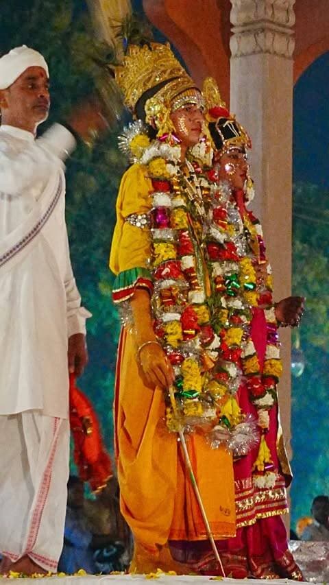 विश्व प्रसिद्ध रामनगर रामलीला 🚩
धनुष टूटा, गूंज उठा जय श्री राम! 🏹✨
रामनगर की ऐतिहासिक धनुष यज्ञ लीला का दिव्य और भव्य दृश्य। 🙏
सदियों पुरानी परंपरा, आस्था और संस्कृति का अद्भुत संगम — रामनगर, काशी ❤️
SEO Keywords: रामनगर रामलीला, विश्व प्रसिद्ध रामनगर रामलीला, धनुष यज्ञ, राम सीता विवाह, रामलीला वाराणसी, रामलीला काशी, काशी की रामलीला, बनारस की रामलीला, रामनगर वाराणसी, Ramnagar Ramlila, Dhanush Yagya, Varanasi Ramlila, Kashi Ramlila, Banaras Ramlila, Ram Sita Vivah, Jai Shri Ram, Kashi Culture, Banaras Culture
#Ramnagar #RamnagarRamlila #RamnagarBanaras #RamnagarVaranasi #Banaras BanarasRamlila BanarasCulture Kashi KashiRamlila KashiCulture Varanasi VaranasiRamlila VaranasiCulture Ramlila DhanushYagya JaiShriRam ShriRam RamSita RamSitaVivah