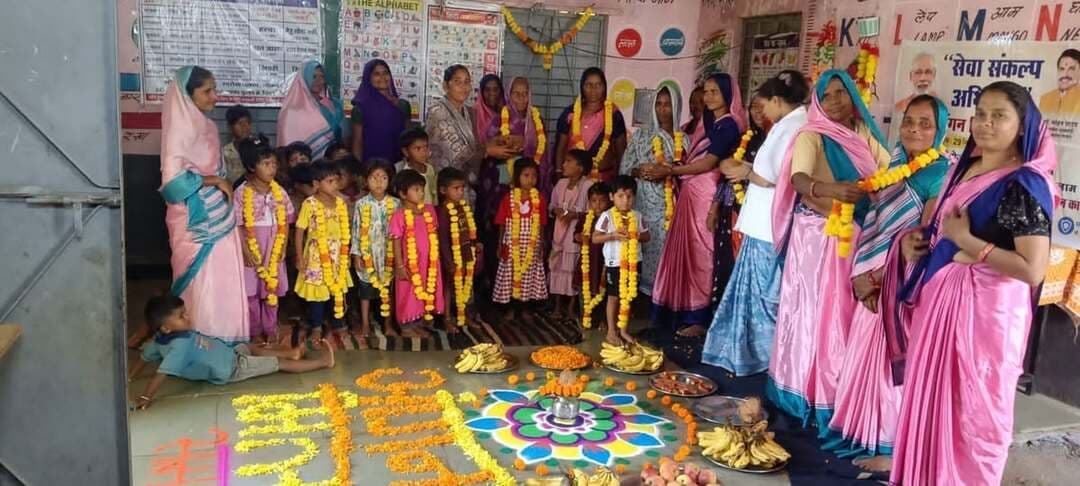 सेवा संकल्प अभियान के अंतर्गत आंगनवाड़ी केंद्रों पर आंगन मिलन सेवा दिवस मनाया गया
जिले में सेवा संकल्प अभियान के अंतर्गत आंगनवाड़ी केंद्रों पर आंगन मिलन सेवा दिवस मनाया गया। इस दौरान आंगनवाड़ी केंद्रों पर बच्चों एवं महिलाओं का स्वास्थ्य परीक्षण करवाया गया। मेरी कहानी मेरी सफलता योजना के लाभार्थियों से संवाद किया गया तथा पोषण माह का आयोजन किया गया।इस अवसर पर आंगनवाड़ी केंद्रों पर पौधारोपण भी किया गया।
#jansampark #ratlam
#MadhyaPradesh