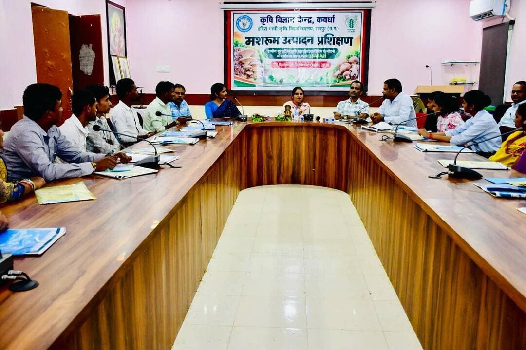 सेवा संकल्प अभियान के तहत कृषि विज्ञान केन्द्र, कवर्धा में 30 ग्रामीण युवाओं के लिए मशरूम उत्पादन पर तीन दिवसीय प्रशिक्षण शुरू हुआ। युवाओं को उत्पादन एवं मूल्य संवर्धन की तकनीकी जानकारी दी जा रही है।
प्रशिक्षण के माध्यम से युवाओं को मशरूम उत्पादन को स्वरोजगार एवं आजीविका के विकल्प के रूप में अपनाने के लिए आवश्यक कौशल दिया जा रहा है।
<nis:link nis:type=tag nis:id=sevasankalpabhiyan nis:value=SevaSankalpAbhiyan nis:enabled=true nis:link/> <nis:link nis:type=tag nis:id=mushroomfarming nis:value=MushroomFarming nis:enabled=true nis:link/> <nis:link nis:type=tag nis:id=skilldevelopment nis:value=SkillDevelopment nis:enabled=true nis:link/> <nis:link nis:type=tag nis:id=swarojgar nis:value=Swarojgar nis:enabled=true nis:link/> <nis:link nis:type=tag nis:id=kabirdham nis:value=Kabirdham nis:enabled=true nis:link/>