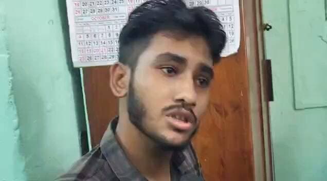 #জলপাইগুড়ি ক্লাসের মাঝেই ব্যাগ থেকে কে'রো'সিন বের করে গায়ে ঢা'লা'র অ'ভি'যো'গ, হতবাক শিক্ষক-সহ পড়ুয়ারা কি বলছেন সেই ছাত্র শুনুন।