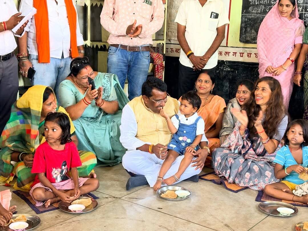 आज वार्ड क्रमांक 12, फिंगेश्वर स्थित आंगनबाड़ी केंद्र क्रमांक 11 में आयोजित सेवा संकल्प अभियान अंतर्गत आंगन मिलन उत्सव कार्यक्रम में शामिल होकर नन्हे-मुन्ने बच्चों के साथ आत्मीय समय बिताया एवं उनके साथ भोजन कर उनके चेहरे की मासूम मुस्कान और स्नेह का आनंद लिया।
बच्चों के साथ बिताया यह पल जनसेवा के संकल्प को और अधिक मजबूत करने वाला रहा। हमारी प्राथमिकता केवल विकास नहीं, बल्कि समाज के हर वर्ग के सम्मान, पोषण और उज्ज्वल भविष्य को सुनिश्चित करना है।
इस अवसर पर जनपद पंचायत फिंगेश्वर अध्यक्ष श्रीमती इंद्राणी साहू जी जिला पंचायत सभापति श्रीमती नंदनी साहू जी सहित क्षेत्र के सभी जनपद सदस्य, भाजपा के सम्माननीय पदाधिकारी एवं कार्यकर्ता उपस्थित रहे।
सेवा, संस्कार और संवेदना के साथ—जनसेवा का संकल्प निरंतर जारी है।
#सेवा_संकल्प_अभियान #आंगन_मिलन_उत्सव #सेवा_ही_संकल्प
@bjp4india @chhattisgarhcmo @bjpgariyaband @bjp4cgstate