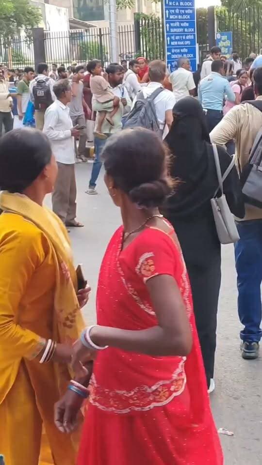 AIIMS अस्पताल में OPD के सामने हंगामा
28 सितंबर को AIIMS अस्पताल में राजकुमारी OPD के सामने मरीजों की लगी लाइन के दौरान मरीज और सुरक्षा गार्ड के बीच विवाद और मारपीट का मामला सामने आया। वीडियो में सुरक्षा गार्ड द्वारा मरीज के साथ मारपीट किए जाने का दृश्य नजर आ रहा है। अस्पताल इलाज और सुरक्षा की जगह है। मरीजों और उनके परिजनों के साथ सम्मानजनक व्यवहार होना चाहिए और किसी भी विवाद का समाधान शांतिपूर्ण तरीके से होना चाहिएl #DelhiAIIMS #AIIMSHospital #fyp #viralreels