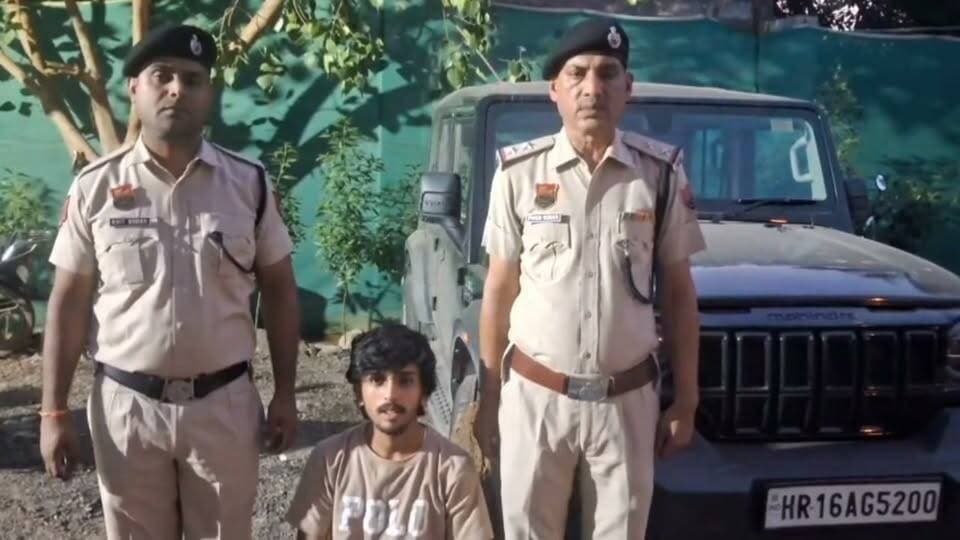 द्वारका एक्सप्रेस-वे पर लापरवाही से वाहन चलाकर मोटरसाइकिल को टक्कर मारने के मामले में आरोपी कार चालक काबू।
वारदात में प्रयोग की गई गाड़ी पहले ही की जा चुकी है बरामद।
गुरुग्राम, गौरव गर्ग, 29 सितंबर । सोशल मीडिया पर वायरल हुए वीडियो में द्वारका एक्सप्रेस-वे पर काले रंग की Thar Roxx के चालक द्वारा तेज रफ्तार एवं लापरवाही से वाहन चलाते हुए मोटरसाइकिल सवार दो युवकों को टक्कर मारने की घटना सामने आई थी। गुरुग्राम पुलिस द्वारा वीडियो का संज्ञान लेते हुए मामले में तत्काल कार्यवाही शुरू की गई।
उक्त घटना के संबंध में 27 सितंबर को थाना सेक्टर-10A, गुरुग्राम में अभियोग संख्या 615, 27 सितंबर धारा 281, 125 BNS के तहत अभियोग अंकित किया गया तथा पुलिस चौकी सेक्टर-93 की टीम द्वारा वायरल वीडियो के आधार पर वारदात में प्रयोग की गई गाड़ी (थार रॉक्स) की व आरोपी की पहचान की गई तथा वारदात में प्रयोग की गई गाड़ी (थार रॉक्स) सेक्टर-93, गुरुग्राम स्थित एक सर्विस स्टेशन से बरामद करके नियमानुसार पुलिस कब्जे में ली गई।
पुलिस टीम द्वारा दुर्घटना में शामिल मोटरसाइकिल चालक राजेश कुमार तथा मोटरसाइकिल पर पीछे बैठे दीनेश के नियमानुसार धारा 180 BNSS के तहत बयान अंकित किए गए।
पुलिस टीम ने आज उपरोक्त मामले में आगामी कार्यवाही करते हुए आरोपी गाड़ी चालक को भी गुरुग्राम से काबू करके अभियोग में नियमानुसार शामिल अनुसंधान किया गया। आरोपी की पहचान मनमीत, निवासी मुंडहाल खुर्द, जिला भिवानी, हरियाणा के रूप में हुई।
अभियोग का अनुसंधान जारी है तथा जांच के दौरान सामने आने वाले तथ्यों के आधार पर नियमानुसार आगामी कार्यवाही की जाएगी।