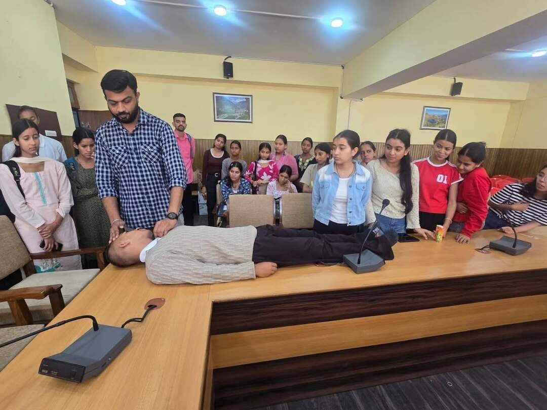 *आरजीएम राजकीय महाविद्यालय जोगिंदरनगर में विश्व हृदय दिवस मनाया गया*
*जोगिंदरनगर, पंकज पालिया।*
राजीव गांधी स्मारक राजकीय महाविद्यालय, जोगिंदरनगर में आज विश्व हृदय दिवस के अवसर पर एक जागरूकता कार्यक्रम का आयोजन किया गया।
कार्यक्रम के प्रारंभ में वनस्पति विज्ञान विभाग की *डॉ. स्मृति ठाकुर* ने मुख्य अतिथि *डॉ. पी. बी. प्रसाद (निश्चेतना विशेषज्ञ), राजकीय चिकित्सालय जोगिंदरनगर*, महाविद्यालय के प्राचार्य *श्री प्रकाश चौहान*, मुख्य फार्मासिस्ट *श्री कमल मोहन* तथा राजकीय चिकित्सालय जोगिंदरनगर से आई आशा कार्यकर्ता *श्रीमती सोमा देवी* एवं *श्रीमती वीना कुमारी* का स्वागत एवं परिचय करवाया।
महाविद्यालय के प्राचार्य श्री प्रकाश चौहान ने अतिथियों का औपचारिक स्वागत किया तथा विद्यार्थियों को स्वस्थ हृदय बनाए रखने के लिए प्रेरित किया।
इसके पश्चात बी.एससी. तृतीय वर्ष (मेडिकल) के छात्र *अर्णव* ने विश्व हृदय दिवस की इस वर्ष की थीम *"Don't Miss a Beat"* पर एक लघु पीपीटी प्रस्तुति दी।
तत्पश्चात मुख्य अतिथि डॉ. पी. बी. प्रसाद ने हृदय स्वास्थ्य को बनाए रखने पर विस्तृत व्याख्यान दिया। उन्होंने हृदयाघात (Heart Attack) की स्थिति में प्राथमिक उपचार में क्या करना चाहिए, इस बारे में विस्तार से बताया। उन्होंने विद्यार्थियों को कृत्रिम हृदय संपीड़न (CPR) देने की विधि का प्रत्यक्ष प्रदर्शन करके भी दिखाया।
इस अवसर पर मुख्य फार्मासिस्ट श्री कमल मोहन ने भी अपने विचार रखे और हृदय स्वास्थ्य के महत्व पर प्रकाश डाला।
इस कार्यक्रम में राजनीति विज्ञान विभाग से *डॉ. श्रवण*, अंग्रेजी विभाग से *डॉ. विशाल कुमार*, वाणिज्य विभाग से *डॉ. कुलदीप सिंह* सहित अन्य प्राध्यापकों तथा लगभग *122 विद्यार्थियों* ने भाग लिया।
कार्यक्रम का समापन आमंत्रित अतिथियों के प्रति धन्यवाद प्रस्ताव एवं राष्ट्रगान के साथ हुआ।