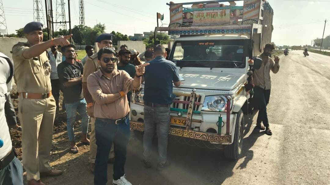 कलेक्टर श्री राजीव रंजन मीना एवं पुलिस अधीक्षक श्री सचिन शर्मा के निर्देशानुसार परिवहन विभाग एवं यातायात विभाग द्वारा संयुक्त रूप से विशेष वाहन जांच अभियान चलाया गया। अभियान के तहत पिकअप वाहनों में निर्धारित क्षमता से अधिक सवारी बैठाने सहित अन्य यातायात एवं परिवहन नियमों के उल्लंघन की सघन जांच की गई।
अतिरिक्त क्षेत्रीय परिवहन अधिकारी श्री हृदेश यादव, यातायात थाना प्रभारी श्री प्रेमसिंह ठाकुर, यातायात रक्षित निरीक्षक श्री राहुल सिंह चन्देले, परिवहन उप निरीक्षक सुश्री दिव्या पाटीदार एवं विभागीय टीम द्वारा 29 सितंबर को लुन्हेरा फाटा एवं मांगोद क्षेत्र में पिकअप वाहनों की जांच की गई।
जांच के दौरान कुल 18 पिकअप वाहन नियम विरुद्ध संचालित पाए गए। इन वाहनों के विरुद्ध नियमानुसार कार्यवाही करते हुए कुल 15 हजार 500 रुपये की जुर्माना राशि वसूल की गई। कार्रवाई के दौरान 3 पिकअप वाहन अमझेरा थाने में तथा 1 वाहन परिवहन कार्यालय परिसर में निराकरण की प्रत्याशा में जब्त कर खड़ा कराया गया।
जांच के दौरान जिन पिकअप वाहनों में निर्धारित पात्रता से अधिक सवारी पाई गई, उनके चालकों के ड्राइविंग लाइसेंस निलंबन की कार्रवाई की जा रही है। परिवहन एवं यातायात विभाग की टीम द्वारा वाहन चालकों को निर्धारित क्षमता से अधिक सवारी नहीं बैठाने तथा परिवहन नियमों का पालन करने के निर्देश दिए गए।
अधिकारियों ने वाहन चालकों को स्पष्ट हिदायत दी कि भविष्य में नियमों का उल्लंघन दोहराए जाने पर संबंधित वाहन के पंजीयन के निलंबन अथवा निरस्तीकरण की कार्यवाही भी की जा सकती है। विभाग द्वारा सड़क सुरक्षा एवं यातायात नियमों के पालन को सुनिश्चित करने के लिए इस प्रकार की जांच कार्यवाही निरंतर जारी रहेगी।
Jansampark Madhya Pradesh