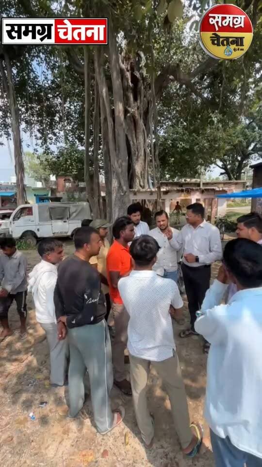 ई-रिक्शा चालकों का सम्मान, गमछे वितरित कर दिया स्वाभिमान का संदेश
मोहम्मदी, खीरी।
समग्र चेतना न्यूज एजेंसी के माध्यम से गौ मंगल ग्रामोदय मिशन के संयोजक गौरव गुप्ता के तत्वावधान में नगर के रहरिया चौकी के निकट अंबेडकर चौराहा (गुलौली मोड़) पर ई-रिक्शा एवं ऑटो चालकों को सम्मान स्वरूप गमछे वितरित किए गए।
इस अवसर पर वक्ताओं ने कहा कि हाल ही में ई-रिक्शा चालकों और युवाओं को लेकर चल रही राजनीतिक चर्चाओं के बीच मेहनतकश एवं स्वाभिमानी लोगों का सम्मान किया जाना आवश्यक है। समाज की सेवा करने वाले श्रमिक वर्ग का उपहास या तिरस्कार किसी भी स्थिति में उचित नहीं कहा जा सकता।
गौरव गुप्ता ने कहा कि ई-रिक्शा चालक आत्मनिर्भर भारत की मजबूत कड़ी हैं। वे अपने परिश्रम से परिवार का भरण-पोषण करने के साथ-साथ पर्यावरण संरक्षण में भी योगदान दे रहे हैं। ई-रिक्शा जैसी हरित परिवहन व्यवस्था ग्रीन इकोनॉमी को बढ़ावा देने का कार्य कर रही है, जो विकसित भारत एवं विजन-2047 के लक्ष्य को मजबूत करने में सहायक है।
कार्यक्रम के दौरान चालकों को सम्मानित करते हुए सुरक्षित यातायात, अनुशासन एवं जनसेवा के प्रति जागरूक रहने का संदेश भी दिया गया। उपस्थित लोगों ने कहा कि किसी भी कार्य की गरिमा उसके परिश्रम में होती है और श्रम करने वाला प्रत्येक व्यक्ति सम्मान का अधिकारी है।
इस अवसर पर समग्र चेतना न्यूज एजेंसी के प्रभारी गोपाल तिवारी, सामाजिक कार्यकर्ता सूरज तिवारी, दीपांशु सिंह सोमवंशी तथा दीपू सिंह सहित अन्य लोग उपस्थित रहे।
Brajesh Pathak MYogiAdityanath Lokendra Pratap Singh Gaurav Kumar