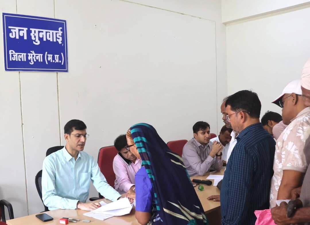 कलेक्टर ने जिला मुख्यालय पर जनसुनवाई में 272 आवेदकों की समस्याएं सुनीं
अधिकारियों को आवेदनों का संवेदनशीलता के साथ समयबद्ध एवं गुणवत्तापूर्ण निराकरण सुनिश्चित करने के निर्देश
कलेक्टर श्री लोकेश कुमार जांगिड़ की मौजूदगी में मंगलवार को जिला मुख्यालय पर आयोजित जनसुनवाई में जिलेभर से आए 272 आवेदकों की समस्याएं एवं शिकायतें सुनी गईं। जनसुनवाई में प्राप्त आवेदनों में से 40 आवेदनों को समय-सीमा (टीएल) में दर्ज कर संबंधित विभागों को निराकरण के लिए भेजा गया।
कलेक्टर ने संबंधित अधिकारियों को जनसुनवाई में प्राप्त आवेदनों का संवेदनशीलता के साथ परीक्षण कर त्वरित, गुणवत्तापूर्ण एवं समयबद्ध निराकरण सुनिश्चित करने के निर्देश दिए। उन्होंने कहा कि जनसुनवाई में प्राप्त प्रत्येक आवेदन नागरिकों की समस्या एवं अपेक्षाओं से जुड़ा होता है। इसलिए अधिकारी प्रत्येक आवेदन को गंभीरता से लेते हुए नियमानुसार परीक्षण करें तथा पात्रता के आधार पर निर्धारित समय-सीमा में निराकरण की कार्रवाई सुनिश्चित करें।
कलेक्टर ने गंभीर एवं महत्वपूर्ण प्रकृति के आवेदनों पर स्वयं संज्ञान लेते हुए संबंधित अधिकारियों को तत्काल आवश्यक कार्रवाई के निर्देश दिए। उन्होंने अधिकारियों से कहा कि जनसुनवाई में प्राप्त आवेदनों के निराकरण में अनावश्यक विलंब न हो तथा आवेदकों को नियमानुसार राहत दिलाने के लिए विभागीय स्तर पर प्रभावी कार्रवाई की जाए।
जनसुनवाई के दौरान नागरिकों ने राजस्व एवं भूमि संबंधी विवाद, छात्रवृत्ति, अतिथि शिक्षक, स्वास्थ्य सेवाएं, सामाजिक न्याय, पेंशन, स्वच्छता, अतिक्रमण, सिंचाई सहित विभिन्न विभागों से संबंधित समस्याओं एवं शिकायतों के आवेदन प्रस्तुत किए।
जनसुनवाई में मुख्य कार्यपालन अधिकारी, जिला पंचायत श्री कमलेश कुमार भार्गव, अपर कलेक्टर श्री अश्विनी कुमार रावत, अनुविभागीय अधिकारी राजस्व, संयुक्त कलेक्टर,डिप्टी कलेक्टर सहित विभिन्न विभागों के जिला अधिकारी उपस्थित रहे।
#JansamparkMP #Morena #morena2026 #MadhyaPradesh #JanSunwai Jansampark Madhya Pradesh Wala Pyaar