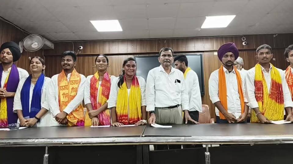 रुद्रपुर छात्र संघ में जीते हुए प्रत्याशियों को दिलाई गई शपथ