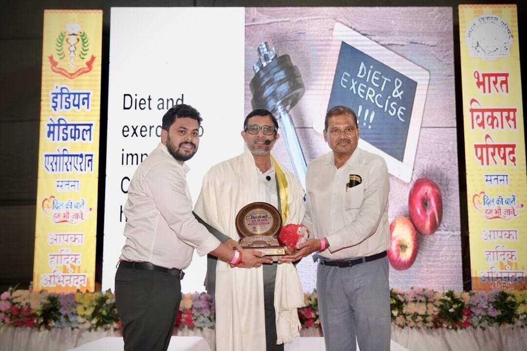 *विश्व हृदय दिवस के उपलक्ष में सम्मानित हुए रीवा के कार्डियोलॉजिस्ट डॉक्टर त्रिपाठी*
रीवा। विश्व हृदय दिवस के उपलक्ष में रीवा के कार्डियोलॉजिस्ट डॉक्टर एस के त्रिपाठी सतना में आयोजित एक समारोह में सम्मानित किए गए। इंडियन मेडिकल एसोसिएशन एवं भारत विकास परिषद के संयुक्त तत्वाधान में 27 सितंबर को आयोजित कार्यक्रम। (दिल की बातें हम भी जानें) पर दिल के ऐसे डॉक्टरों का सम्मान किया गया जिनका हृदय की सुरक्षा में सराहनीय योगदान रहा। इस अवसर पर विशेषज्ञों द्वारा अपने-अपने अनुभवों को साझा करते हुए दिल की बीमारियों के बारे में विस्तार से जानकारियां प्रदान की। सतना के टाउन हॉल में आयोजित कार्यक्रम में दिल्ली के कार्डियक सर्जन डॉक्टर जुगल किशोर मिश्र, नागपुर के पीडियाट्रिक कार्डियोलॉजिस्ट डॉ प्रमोद अंबेडकर, जबलपुर के कार्डियोलॉजिस्ट डॉक्टर नवीन शर्मा एवं रीवा के प्रसिद्ध कार्डियोलॉजिस्ट डॉक्टर एस के त्रिपाठी शामिल रहे। उल्लेखनीय है कि वैसे तो विश्व हृदय दिवस 29 सितंबर को मनाया जाता है लेकिन दो दिन पहले ही इस कार्यक्रम का सतना में पहली बार आयोजन कर विख्यात दिल के डाक्टरों को सम्मानित किया गया जो प्रशंसनीय रहा।