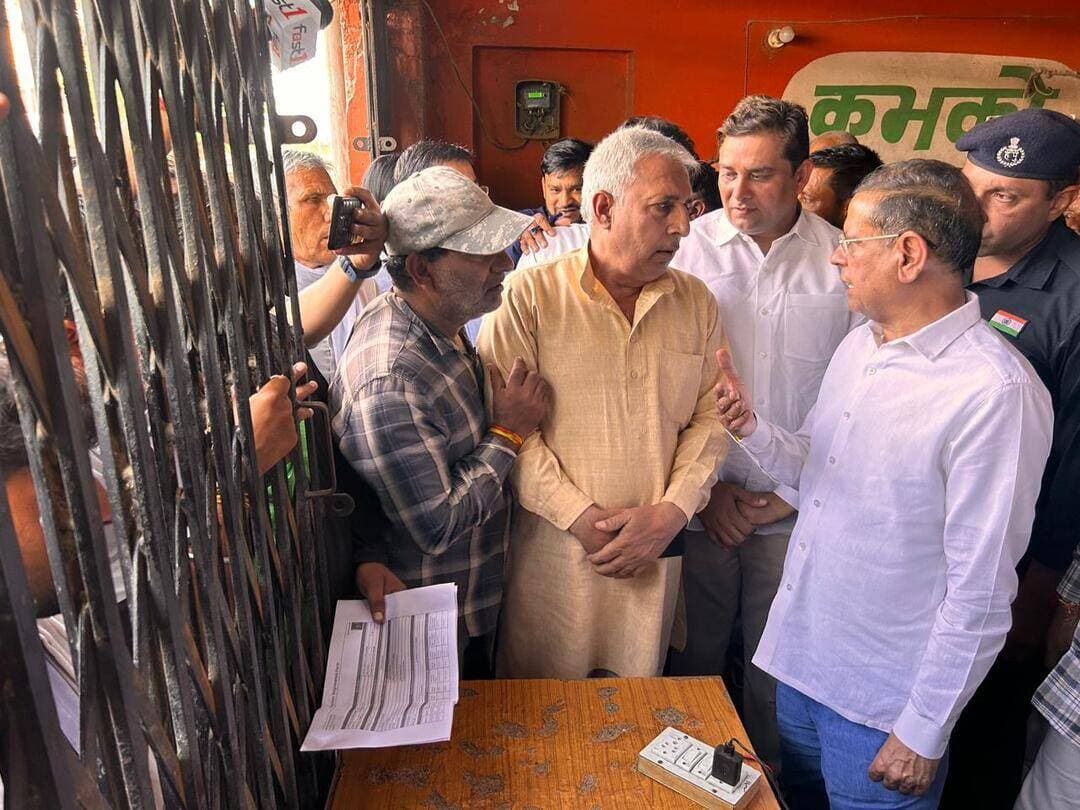 धान खरीद के पहले दिन बल्लभगढ़ अनाज मंडी पहुंचे मंत्री राजेश नागर, व्यवस्थाओं का किया औचक निरीक्षण...
हरियाणा के खाद्य एवं आपूर्ति मंत्री राजेश नागर ने मंगलवार को धान खरीद शुरू होने के पहले दिन बल्लभगढ़ अनाज मंडी का औचक निरीक्षण किया। उन्होंने धान की खरीद, अनाज के उठान और रखरखाव की व्यवस्था की जानकारी ली। अधिकारियों को निर्देश दिए कि मंडी में फसल लेकर आने वाले किसानों को अनावश्यक इंतजार या किसी अन्य परेशानी का सामना न करना पड़े।
मंत्री ने अधिकारियों से मंडी में फसल की आवक और खरीद की स्थिति पूछी। उन्होंने कहा कि खरीद प्रक्रिया व्यवस्थित और पारदर्शी होनी चाहिए। खरीदे गए अनाज का उठान भी समय पर किया जाए। किसानों की शिकायत मिलने पर उसका तत्काल समाधान किया जाए।
निरीक्षण के दौरान राजेश नागर ने पेयजल, साफ-सफाई, शौचालय और बैठने की व्यवस्था देखी। उन्होंने अटल कैंटीन का भी जायजा लिया और अधिकारियों को उचित दर पर गुणवत्तापूर्ण भोजन उपलब्ध कराने के निर्देश दिए। मंत्री ने मंडी में मौजूद किसानों और आढ़तियों से बातचीत कर खरीद व्यवस्था पर उनका फीडबैक लिया।
राजेश नागर ने कहा कि सरकार की प्राथमिकता किसानों की फसल की सुचारु खरीद सुनिश्चित करना है। उनके मुताबिक खरीद से लेकर भुगतान और अनाज के उठान तक किसी भी स्तर पर लापरवाही बर्दाश्त नहीं की जाएगी। उन्होंने अधिकारियों को मंडी की व्यवस्थाओं की नियमित निगरानी करने के निर्देश दिए।
दौरे के दौरान बल्लभगढ़ मार्केट कमेटी अध्यक्ष संजीव बैसला, मोहना मार्केट कमेटी अध्यक्ष संदीप टोंगर, जिला खाद्य आपूर्ति नियंत्रक कविता, मार्केट कमेटी सचिव इंद्रपाल, मंडी प्रधान पुरुषोत्तम डागर सहित विभागीय अधिकारी, किसान और आढ़ती मौजूद रहे।