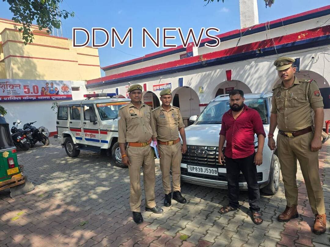 टूंडला: हाईवे पर स्टंटबाजी पड़ी भारी, 24 घंटे में पुलिस ने दबोचा, कार सीज
फिरोजाबाद - एसएसपी आदित्य लांग्हे के निर्देशन में चलाए जा रहे स्टंटबाजों के विरुद्ध अभियान के तहत थाना टूंडला पुलिस को सफलता मिली।
सोशल मीडिया पर वायरल वीडियो में सफेद वेन्यू कार नं० UP83BJ5308 में तीन युवक चलती कार से बाहर निकलकर टूंडला टोल प्लाजा के पास स्टंट कर रहे थे। वीडियो का संज्ञान लेते हुए पुलिस ने कार स्वामी पंकज पुत्र प्रदीप कुमार निवासी पचवान, थाना नारखी को तलब किया।
पूछताछ में पंकज ने बताया कि 27.09.2026 को वह खुद कार चला रहा था और उसके दोस्त स्टंट कर रहे थे।
पुलिस ने आरोपी को धारा 170/126/135 BNSS में हिरासत में लेकर MV Act की धारा 184/207 में वाहन को सीज कर दिया और चालानी रिपोर्ट न्यायालय भेजी।
गिरफ्तार करने वाली टीम में प्रभारी निरीक्षक बैजनाथ सिंह, उ०नि० हर्षित कुमार, कां० गोपीचन्द्र
#Firozabad #Tundla #StuntViral #UPPolice #DDMNEWS