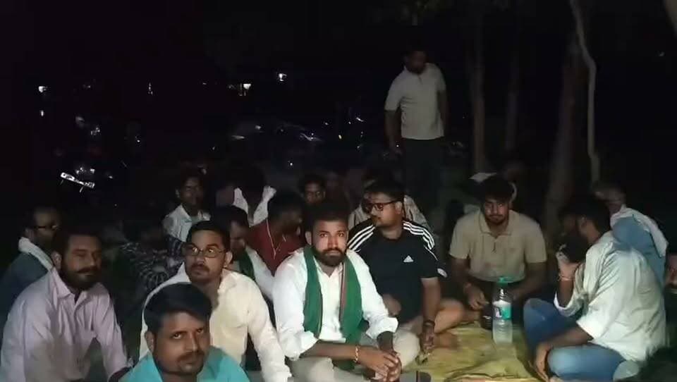 फिरोजाबाद। बिजली व्यवस्था चरमराने से किसानों का फूटा गुस्सा, भाकियू भानु ने दी उग्र आंदोलन की चेतावनी
नारखी क्षेत्र में बिजली आपूर्ति पूरी तरह पटरी से उतर चुकी है। 26 तारीख को हुई बारिश के बाद 11 हजार वोल्ट की लाइन में फॉल्ट आने से करीब 6-7 ट्यूबवेलों की सप्लाई ठप है, जिससे खेतों में खड़ी फसलें सूखने की कगार पर हैं।
भारतीय किसान यूनियन (भानु) के जिला उपाध्यक्ष प्रशांत ठाकुर ने नाराजगी जताते हुए बताया कि JE अधिकारियों द्वारा किसानों से अपने पैसे से लाइन ठीक कराने और पेड़ कटवाने का दबाव बनाया जा रहा है, जबकि SDO साहब किसानों का फोन तक नहीं उठा रहे।
किसानों ने चेतावनी देते हुए कहा यदि जल्द बिजली व्यवस्था सुचारू नहीं हुई तो सुबह 10 से 11 बजे के बीच फिरोजाबाद के हर बिजली घर को बंद करवाकर उग्र प्रदर्शन किया जाएगा।
Report: DDM NEWS*
#Firozabad #Narkhi #BijliVibhag #KisanAndolan #BKU_Bhanu #PrashantThakur #UPNews #DDMNEWS #FirozabadNews
---