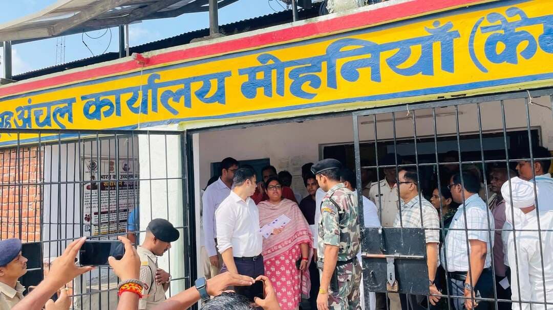 कैमूर डीएम ने मोहनिया अंचल कार्यालय का किया औचक निरीक्षण, सीओ से स्पष्टीकरण
कैमूर डीएम ने सोमवार को मोहनिया अंचल कार्यालय का औचक निरीक्षण किया। निरीक्षण में दाखिल-खारिज, परिमार्जन, भूमि विवाद और अतिक्रमण मामलों की समीक्षा की गई।
समीक्षा में 3,208 में से 701 दाखिल-खारिज मामले लंबित मिले, वहीं 1,944 परिमार्जन और 360 में से 173 अतिक्रमण मामले लंबित पाए गए। कई मामलों को बिना कारण लंबित रखने पर डीएम ने नाराजगी जताई और अंचलाधिकारी से स्पष्टीकरण मांगा।
डीएम ने निर्विवाद और निष्पादन योग्य मामलों को अभियान चलाकर शीघ्र निष्पादित करने, संचिकाओं को व्यवस्थित रखने और भू-समाधान पोर्टल पर लंबित मामलों की नियमित मॉनिटरिंग का निर्देश दिया। उन्होंने कहा कि राजस्व मामलों में अनावश्यक विलंब बर्दाश्त नहीं होगा।