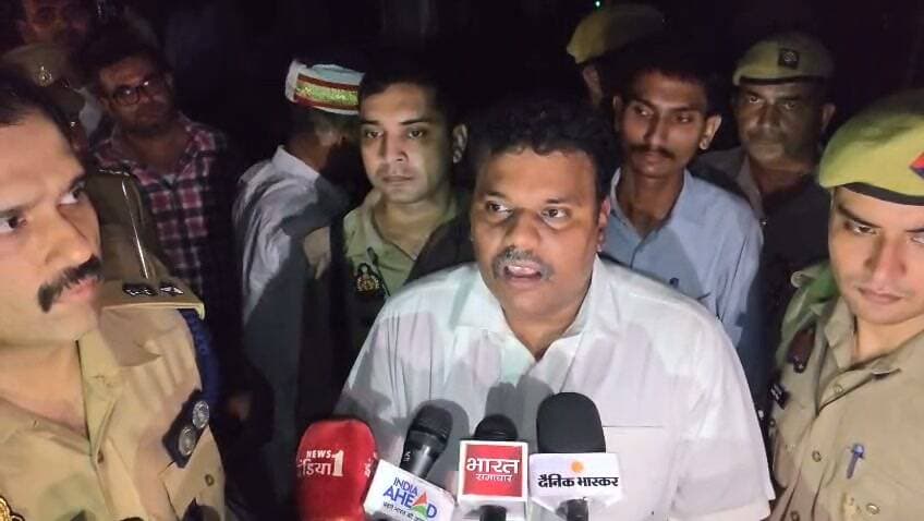 केशव ग्रीन सिटी के लोगों से बात करनें के बाद मीडिया से क्या बोलें डीएम सीतापुर डॉ राजा गणपति आर