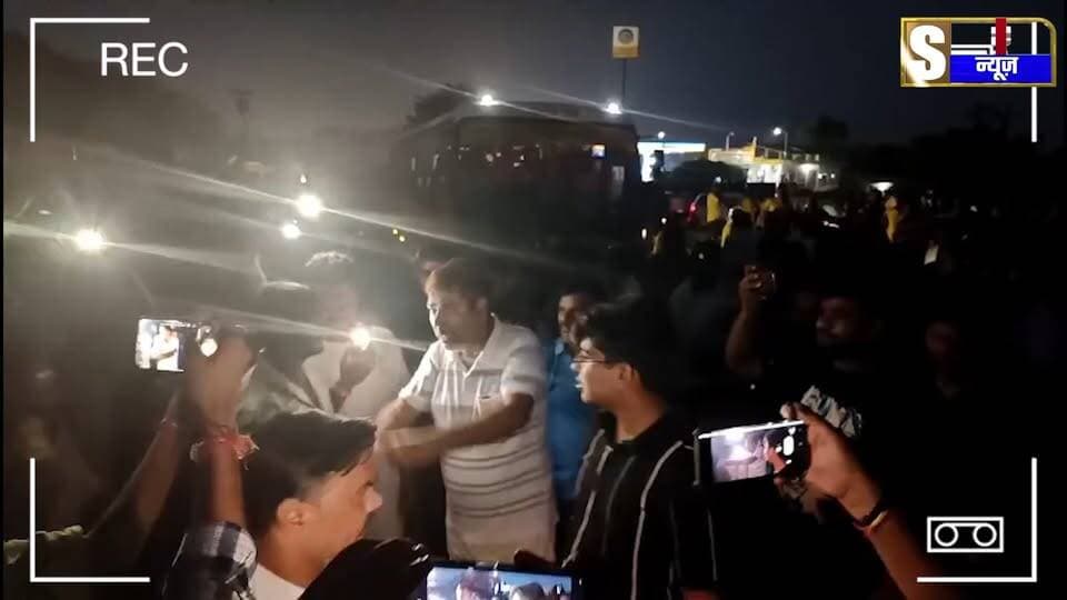 बाढ़ से पीड़ित केशव ग्रीन सिटी के रहने वालें लोगों ने हाइवे किया जाम