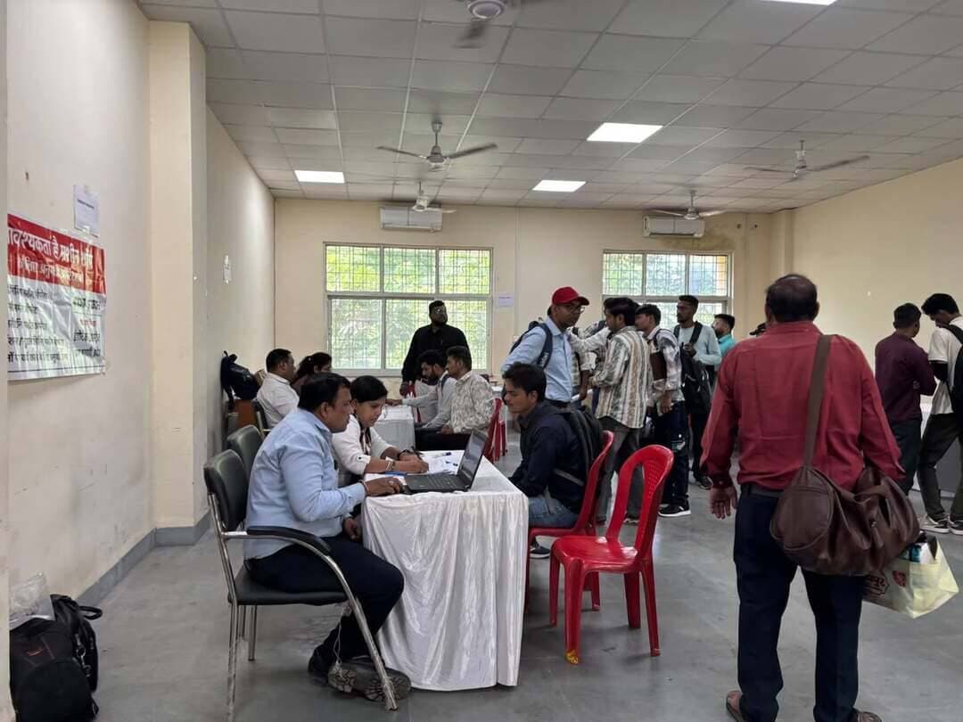 *इंदौर में युवा संगम रोजगार मेले में 389 युवक-युवतियों का चयन*
---
*23 कंपनियों ने लिया भाग, 664 आवेदकों ने कराया पंजीयन, 33 युवाओं को स्वरोजगार योजनाओं की जानकारी एवं मार्गदर्शन दिया गया*
इंदौर, 29 सितंबर 2026
मध्यप्रदेश शासन एवं जिला प्रशासन के निर्देशानुसार बेरोजगार युवक-युवतियों को एक ही छत के नीचे रोजगार एवं स्वरोजगार के अवसर उपलब्ध कराने के उद्देश्य से सेवा संकल्प अभियान के तहत मंगलवार को आईटीआई नंदा नगर, इंदौर में एक दिवसीय युवा संगम (रोजगार मेला) का आयोजन किया गया। जिला रोजगार कार्यालय, आईटीआई एवं जिला उद्योग केंद्र इंदौर के संयुक्त तत्वावधान में आयोजित इस रोजगार मेले में विभिन्न क्षेत्रों की 23 कंपनियों के प्रतिनिधियों ने सहभागिता की। कंपनियों द्वारा साक्षात्कार के माध्यम से कुल 389 युवक-युवतियों का विभिन्न पदों पर रोजगार एवं अप्रेंटिसशिप के लिए प्रारंभिक रूप से चयन किया गया।
उप संचालक रोजगार श्री पी.एस. मण्डलोई ने बताया कि रोजगार मेले में कुल 664 आवेदकों ने पंजीयन कराया, जिनमें 530 युवक एवं 134 युवतियां शामिल थीं। इनमें से 298 युवकों एवं 91 युवतियों सहित कुल 389 आवेदकों का एचआर, सेल्स एग्जीक्यूटिव, डिजिटल मार्केटिंग, टेलीकॉलर, फार्मेसी, बैक ऑफिस, ट्रेनी, फिटर, वेल्डर, इलेक्ट्रिशियन, कोपा, टर्नर एवं ऑपरेटर सहित विभिन्न पदों के लिए प्रारंभिक चयन किया गया।
रोजगार मेले में ऊर्जा टेक्निकल सर्विसेज, जे.जे. इंडस्ट्रीज, उत्कर्ष स्मॉल फाइनेंस बैंक, डेल्हीवरी लिमिटेड, श्याम ऑटोमोटिव, मोसाइक वर्क स्किल, एलएंडटी सहित कुल 23 कंपनियों के प्रतिनिधियों ने उपस्थित होकर आवेदकों के साक्षात्कार लिए तथा उनकी योग्यता एवं कौशल के अनुरूप रोजगार के अवसर उपलब्ध कराए।
*स्वरोजगार के इच्छुक 33 आवेदकों को दिया मार्गदर्शन*
युवा संगम कार्यक्रम के दौरान जिला उद्योग केंद्र के अधिकारियों द्वारा स्वरोजगार के इच्छुक 33 आवेदकों को शासन द्वारा संचालित विभिन्न स्वरोजगार योजनाओं की जानकारी एवं मार्गदर्शन प्रदान किया गया। आवेदकों को स्वरोजगार स्थापित करने, योजनाओं का लाभ प्राप्त करने तथा आवश्यक प्रकरण तैयार करने के संबंध में जानकारी देकर स्वयं का व्यवसाय प्रारंभ करने के लिए प्रेरित किया गया।
*अप्रेंटिसशिप योजना के अंतर्गत 24 आवेदकों का चयन*
शासन की अप्रेंटिसशिप योजना के अंतर्गत भी 24 आवेदकों का चयन कर उन्हें संबंधित कंपनियों में भेजा गया। इस पहल का उद्देश्य युवाओं को व्यावहारिक प्रशिक्षण प्रदान कर उनके कौशल का विकास करना तथा भविष्य में रोजगार के अवसरों के लिए तैयार करना है।
कार्यक्रम को सफलतापूर्वक संपन्न कराने में जिला रोजगार कार्यालय, आईटीआई एवं जिला उद्योग केंद्र के अधिकारियों एवं कर्मचारियों ने सक्रिय सहभागिता की। संभागीय आईटीआई की प्राचार्य श्रीमती रीना सोलंकी ने रोजगार मेले में उपस्थित सभी कंपनियों के प्रतिनिधियों एवं सहयोगियों के प्रति आभार व्यक्त किया।
---
#JansamparkMP
#indore
#इंदौर