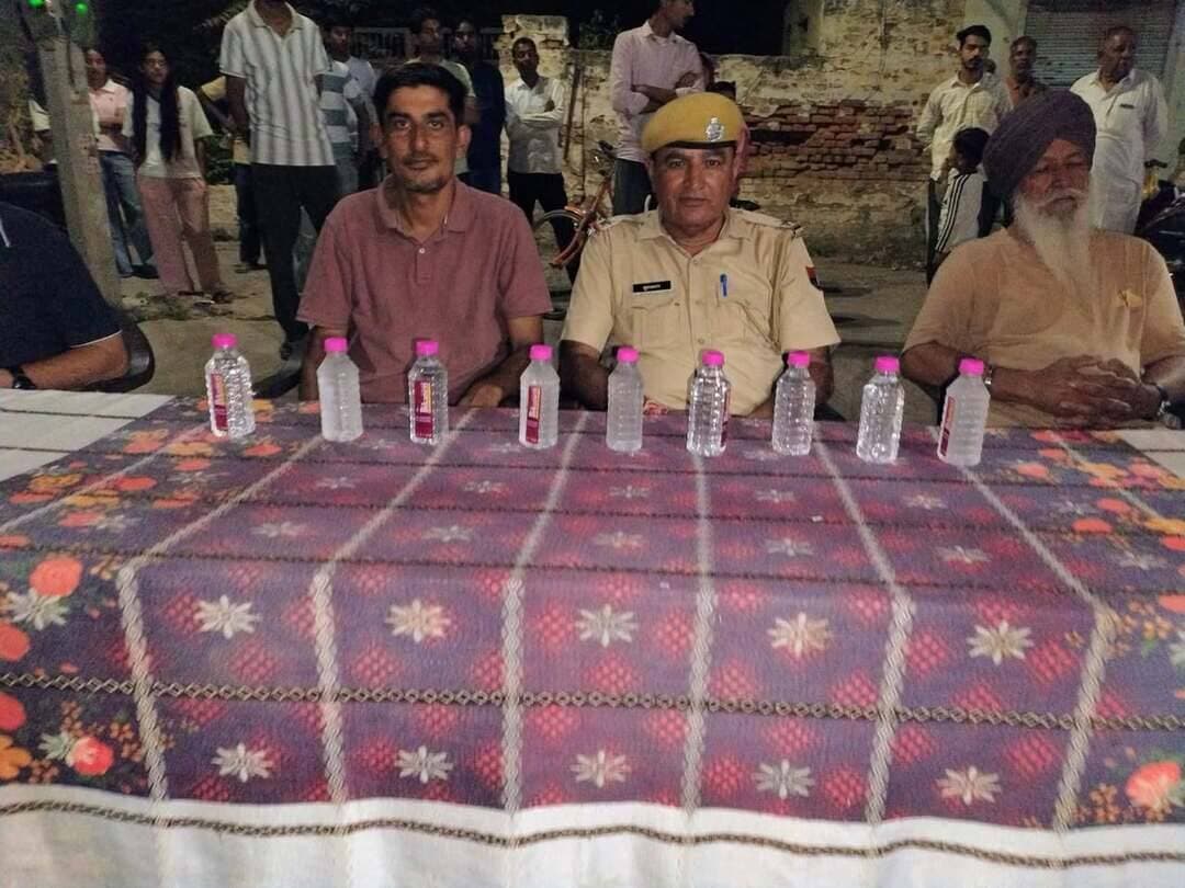 🌙संगरिया रात्रि चौपाल | वार्ड नंबर 26 एवं 27
चुनाव हारकर भी जनता के बीच सक्रिय, वार्ड की समस्याओं के समाधान के लिए तत्पर हैं समाजसेवी सुरेश खीचड़
संगरिया की आवाज़।
जनसेवा का जज्बा किसी पद या चुनावी जीत का मोहताज नहीं होता। इसका एक सकारात्मक उदाहरण वार्ड नंबर 26 एवं 27 में देखने को मिला, जहां पार्षद का चुनाव हारने के बावजूद समाजसेवी सुरेश खीचड़ वार्डवासियों की समस्याओं के समाधान के लिए लगातार सक्रिय नजर आ रहे हैं।
वार्ड नंबर 26 एवं 27 के गणमान्य नागरिकों की उपस्थिति में आयोजित रात्रि चौपाल में वार्ड की विभिन्न समस्याओं पर गंभीरता से चर्चा की गई। पार्षद अनिल एवं समाजसेवी सुरेश खीचड़ के आग्रह पर आयोजित इस चौपाल में संगरिया पुलिस की ओर से एएसआई सूरजभान जी एवं कांस्टेबल जयनारायण जी भी मौजूद रहे।
🚨 चोरी और नशे की समस्या पर हुई गंभीर चर्चा
रात्रि चौपाल में वार्ड में बढ़ रही चोरी और नशे की समस्या को लेकर वार्डवासियों ने अपनी चिंताएं रखीं। इस दौरान सुरेश खीचड़ ने पुलिस अधिकारियों से आग्रह किया कि वार्ड में नियमित रात्रि गश्त बढ़ाई जाए तथा विशेष रूप से उधम सिंह चौक पर भी रात के समय निगरानी और गश्त सुनिश्चित की जाए, ताकि असामाजिक गतिविधियों पर अंकुश लगाया जा सके और आमजन में सुरक्षा का विश्वास मजबूत हो।
सुरेश खीचड़ ने कहा कि सुरक्षित और शांतिपूर्ण वार्ड का निर्माण केवल पुलिस की जिम्मेदारी नहीं है, बल्कि पुलिस और आमजन के आपसी सहयोग, जागरूकता और सहभागिता से ही एक बेहतर व्यवस्था बनाई जा सकती है।
🤝 जनसेवा ही सबसे बड़ी जिम्मेदारी
चुनाव में हार-जीत लोकतंत्र का हिस्सा है, लेकिन जनता के सुख-दुख में साथ खड़े रहना ही सच्ची जनसेवा की पहचान है। सुरेश खीचड़ की इस पहल से यह संदेश मिलता है कि जनप्रतिनिधि हो या समाजसेवी, वार्ड के विकास और सुरक्षा के लिए निरंतर प्रयास करना ही सबसे महत्वपूर्ण है।
📢 वार्डवासियों से विशेष अपील
वार्ड में
वार्ड में किसी भी संदिग्ध गतिविधि, चोरी या नशे से संबंधित जानकारी मिलने पर उसे नजरअंदाज न करें। समय रहते पुलिस को सूचना दें और अपने आसपास के लोगों को भी जागरूक करें। आपातकालीन स्थिति में 112 पर संपर्क करें।
🙏 रात्रि चौपाल में पधारे सभी वार्डवासियों एवं संगरिया पुलिस का हार्दिक आभार और धन्यवाद।
सुरक्षित वार्ड, जागरूक नागरिक और मजबूत जनसहयोग—यही बेहतर संगरिया की पहचान है।
Vijay Singh Beniwal ✍️
संगरिया की आवाज़