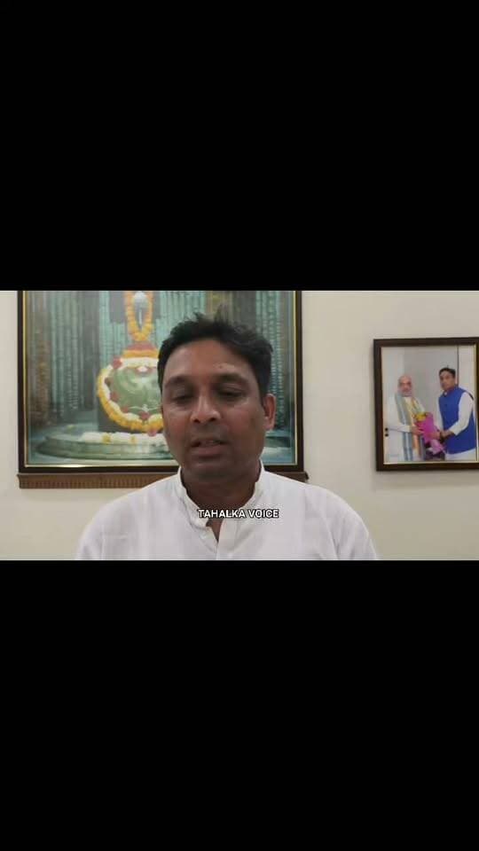 105 किमी लंबे फोरलेन मार्ग से बुंदेलखंड-महाकौशल की सड़क कनेक्टिविटी होगी मजबूत : सांसद राहुल सिंह लोधी
दमोह-कटनी फोरलेन को मिली मंजूरी, 4,470 करोड़ से बदलेगी कनेक्टिविटी की तस्वीर
दमोह। मध्यप्रदेश के मुख्यमंत्री डॉ. मोहन यादव की अध्यक्षता में मंगलवार को मंत्रालय में आयोजित मंत्रि-परिषद की बैठक में दमोह-कटनी के बीच 105 किलोमीटर लंबे फोरलेन मार्ग के निर्माण को मंजूरी प्रदान की गई। लगभग 4,470 करोड़ रुपये की लागत से बनने वाली इस महत्वपूर्ण सड़क परियोजना को दमोह संसदीय क्षेत्र की कनेक्टिविटी और विकास की दिशा में महत्वपूर्ण कदम माना जा रहा है।
स्वीकृति पर आभार व्यक्त करते हुए दमोह सांसद राहुल सिंह लोधी ने कहा कि दमोह को बेहतर सड़क कनेक्टिविटी से जोड़ने के लिए निरंतर प्रयास किए जा रहे हैं। उन्होंने कहा कि इससे पहले खजुराहो में आयोजित मंत्रि-परिषद की बैठक में दमोह-सागर 75 किलोमीटर फोरलेन मार्ग को मंजूरी मिली थी, जिसका टेंडर ओपन हो चुका है और आगामी दो से तीन माह में इसके निर्माण कार्य के प्रारंभ होने की उम्मीद है।
सांसद ने बताया कि दमोह-जबलपुर फोरलेन को भी केंद्रीय सड़क परिवहन एवं राजमार्ग मंत्री नितिन गडकरी द्वारा स्वीकृति प्रदान की जा चुकी है। वहीं छतरपुर-बक्सवाहा से दमोह तक फोरलेन कनेक्टिविटी की दिशा में भी कार्य आगे बढ़ रहा है। उन्होंने कहा कि अब अगला संकल्प दमोह-पन्ना फोरलेन का है। इन परियोजनाओं के पूर्ण होने से दमोह की आसपास के प्रमुख जिलों से सड़क कनेक्टिविटी और अधिक मजबूत होगी।
सांसद राहुल सिंह लोधी ने कहा कि “बेहतर दमोह, कनेक्टिंग दमोह” के संकल्प के साथ वे लगातार प्रयासरत हैं। दमोह-कटनी फोरलेन के निर्माण से दोनों शहरों के बीच आवागमन अधिक सुगम और सुविधाजनक होगा।
उन्होंने कहा कि बेहतर सड़क संपर्क का सीधा लाभ क्षेत्र के व्यापार, परिवहन और आर्थिक गतिविधियों को मिलेगा। बुंदेलखंड और महाकौशल के बीच मजबूत सड़क नेटवर्क बनने से आवागमन के साथ-साथ रोजगार एवं व्यवसायिक गतिविधियों को भी गति मिल सकती है।
दमोह-कटनी फोरलेन परियोजना की मंजूरी को लेकर सांसद ने मुख्यमंत्री डॉ. मोहन यादव का हार्दिक आभार व्यक्त करते हुए कहा कि यह परियोजना दमोह संसदीय क्षेत्र सहित आसपास के क्षेत्रों के विकास और जनसुविधाओं की दिशा में एक महत्वपूर्ण उपलब्धि है।
Rahul Singh Lodhi
भागीरथ पटैल
