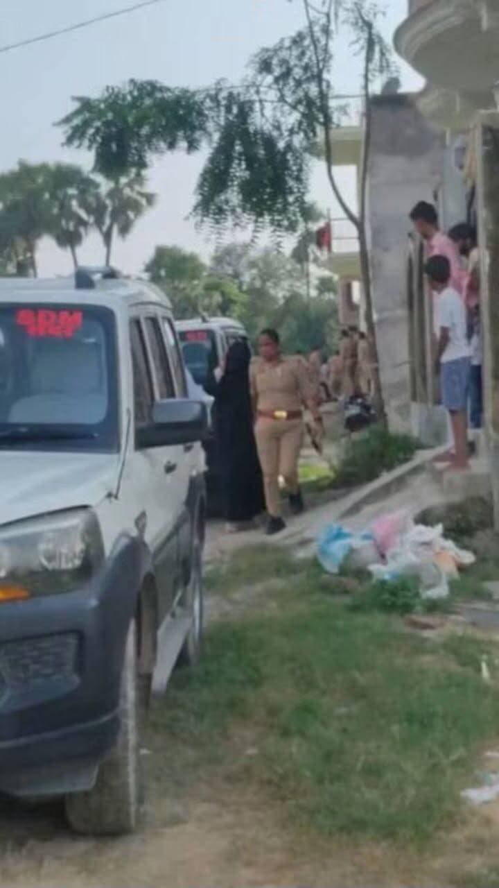 ब्रेकिंग आजमगढ़: सेक्स रैकेट की सूचना पर छापा! पुलिस जांच पड़ताल में जुटी!!
आजमगढ़ जनपद के सिधारी थाना क्षेत्र के हैदराबाद छतवारा स्थित नई कॉलोनी में मंगलवार को पुलिस ने एक मकान में छापेमारी कर चार महिलाओं को हिरासत में लिया। पुलिस टीम सभी महिलाओं को पूछताछ के लिए सिधारी थाने लेकर पहुंची। मामले में पुलिस आगे की कार्रवाई के लिए जांच कर रही है।जानकारी के अनुसार, हैदराबाद छतवारा नई कॉलोनी निवासी हनुमान ने पुलिस अधीक्षक को शिकायती पत्र देकर आरोप लगाया था कि कॉलोनी के एक मकान में एक महिला कई अन्य महिलाओं के साथ मिलकर कथित रूप से सेक्स रैकेट चला रही है। शिकायतकर्ता ने आरोप लगाया कि मकान पर प्रतिदिन बड़ी संख्या में लोगों का आना-जाना लगा रहता है। शिकायती पत्र में यह भी आरोप लगाया गया था कि इस मामले की शिकायत पहले भी पुलिस से की जा चुकी है। शिकायतकर्ता के मुताबिक, पुलिस ने पूर्व में तीन बार संबंधित महिला को पकड़ा था, जिसके बाद आपसी सुलह हो गई थी। आरोप है कि कुछ दिनों तक गतिविधियां बंद रहने के बाद दोबारा शुरू हो जाती थीं। लगातार हो रही गतिविधियों को लेकर कॉलोनी के लोगों में नाराजगी बताई जा रही थी। शिकायत के आधार पर मंगलवार को सिधारी थाना पुलिस ने संबंधित मकान पर छापेमारी की। इस दौरान मौके से चार महिलाओं को हिरासत में लेकर थाने लाया गया। पुलिस टीम को मौके से कुछ आपत्तिजनक सामग्री मिलने की भी बात सामने आई है। हालांकि, बरामदगी और मामले से जुड़े अन्य तथ्यों की पुलिस स्तर से जांच की जा रही है। सीओ शुभम तोदी ने बताया कि सूचना मिलने के बाद सिधारी थाना पुलिस और महिला थाना पुलिस की टीम ने मकान पर छापेमारी की। सभी महिलाओं को थाने लाकर पूछताछ की जा रही है। पूछताछ और जांच में सामने आए तथ्यों के आधार पर आगे की कार्रवाई की जाएगी!!
