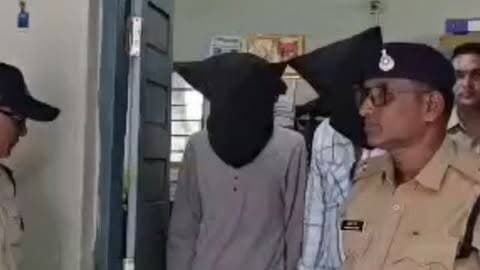 पुलिस ने राहगीर से बेग झपटने की घटना का किया पर्दाफाश, सम्पूर्ण मशरुका किया जप्त
• *पुलिस ने घटना में शामिल 02 आरोपी को गिरफ्तार*
• *पुलिस ने आरोपियों के कब्जे से झपटे बेग में रखे 90,000/- रुपये किये जप्त*
• *महंगे शौक पूरे करने के लिए आरोपियों ने दिया था घटना को अंजाम*
• *पुलिस की फील्ड दक्षता से हुआ झपटमारी की घटना का खुलासा, सीसीटीव्ही कैमरे खंगाल कर पुलिस ने की आरोपियों की पहचान* #khargone_family #khargone