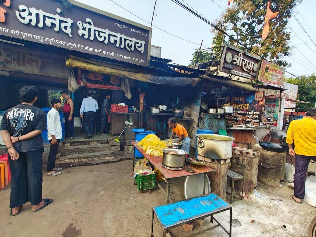 #गुना- ‘‘होटल, रेस्टोरेंट पर खाद्य सुरक्षा विभाग की कार्यवाही, अनियमितता पाए जाने पर दिए नोटिस’’
नियंत्रक, खाद्य एवं औषधि प्रशासन मध्यप्रदेश द्वारा जिलों में होटल, रेस्टोरेंट की जांच हेतु विशेष अभियान अंतर्गत दिए गए निर्देशों के पालन में कलेक्टर श्री किशोर कुमार कन्याल के निर्देशानुसार खाद्य सुरक्षा विभाग गुना द्वारा जिले में मिलावट के विरुद्ध निरंतर कार्यवाही की जा रही है।
इसी क्रम में खाद्य सुरक्षा विभाग की टीम ने रेलवे स्टेशन रोड गुना स्थित आनंद भोजनालय, जैनश्री भोजनालय एवं श्रीराम बालाजी भोजनालय के निरीक्षण किए। निरीक्षण के दौरान गंदगी संबंधी अनियमितता पाए जाने पर अधिनियम की धारा 32 के तहत आनंद भोजनालय के संचालक को सुधार-सूचना नोटिस दिया गया। आनंद भोजनालय एवं जैनश्री भोजनालय से दाल, चूरमा के लड्डू एवं खाद्य तेल के सैंपल, एबी रोड गुना स्थित डोमिनोज पिज्जा रेस्टोरेंट से पनीर का सैंपल जांच हेतु लेकर राज्य खाद्य परीक्षण प्रयोगशाला भोपाल भेजे गए हैं, जिनकी जांच रिपोर्ट आने पर आगे की वैधानिक कार्यवाही की जाएगी।
कलेक्टर श्री कन्याल द्वारा समीक्षा बैठक में खाद्य सुरक्षा अधिकारियों को मिलावट के विरुद्ध सख्त कार्यवाही करने के निर्देश दिए गए हैं।
#Guna CM Madhya Pradesh Jansampark Madhya Pradesh Gwalior Commissioner