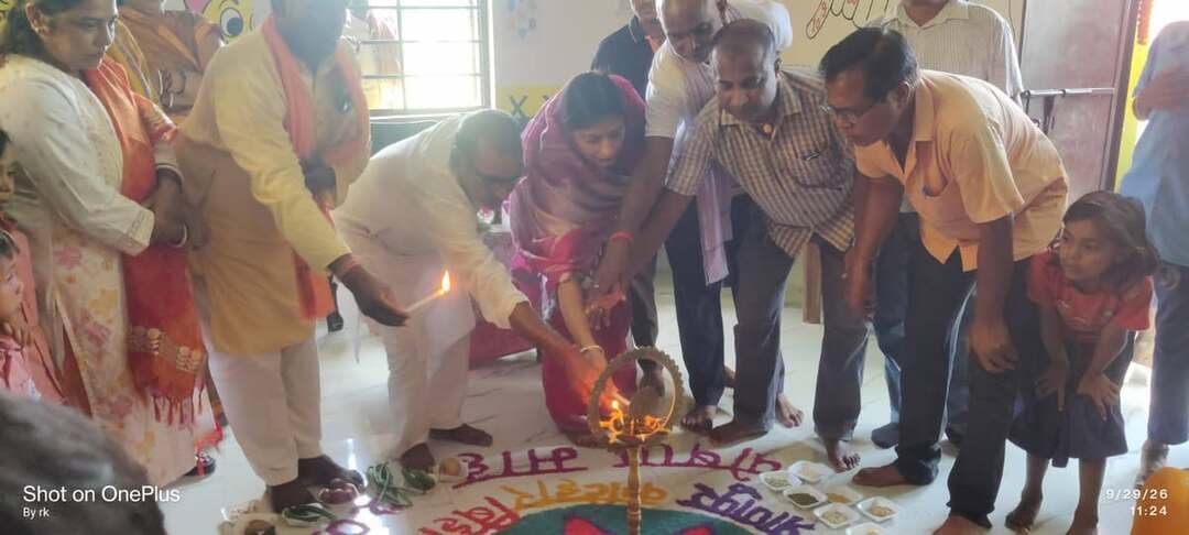 प्राणपुर परियोजना अंतर्गत बरझल्ला पंचायत के आंगनबाड़ी केंद्र संख्या 74 केंद्र पर आंगन मिलन कार्यक्रम के तहत माननीय विधायक, प्राणपुर श्रीमती निशा सिंह जी के द्वारा सेविका/सहायिका को शॉल देकर सम्मानित किया गया।
Information & Public Relations Department, Government of Bihar ICDS Directorate Bihar ICDS Bihar CMO Bihar #Anganwadi