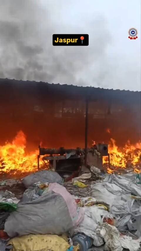 🔥 जसपुर फ़ायर सर्विस की मुस्तैदी से टला बड़ा हादसा! 🔥
ग्राम महुआडाबरा में एक कंपनी के गट्टू प्लांट में रखे प्लास्टिक के कट्टों के ढेर में अचानक आग लग गई।
सूचना मिलते ही जसपुर फ़ायर स्टेशन से मिनी हाई प्रेशर एवं वाटर टेंडर तत्काल मौक़े पर पहुँचे। फ़ायर कर्मियों ने सूझबूझ और समन्वित प्रयासों से:
✅ आग पर ताबड़तोड़ पानी की बौछारें शुरू कीं।
✅ आग को पूरी तरह बुझाकर आसपास फैलने से रोका।
✅ स्थिति को समय रहते पूर्णतः नियंत्रित किया गया! 👏🚒
#Jaspur #FireService #AlertAndReady #SafetyFirst #UttarakhandPolice