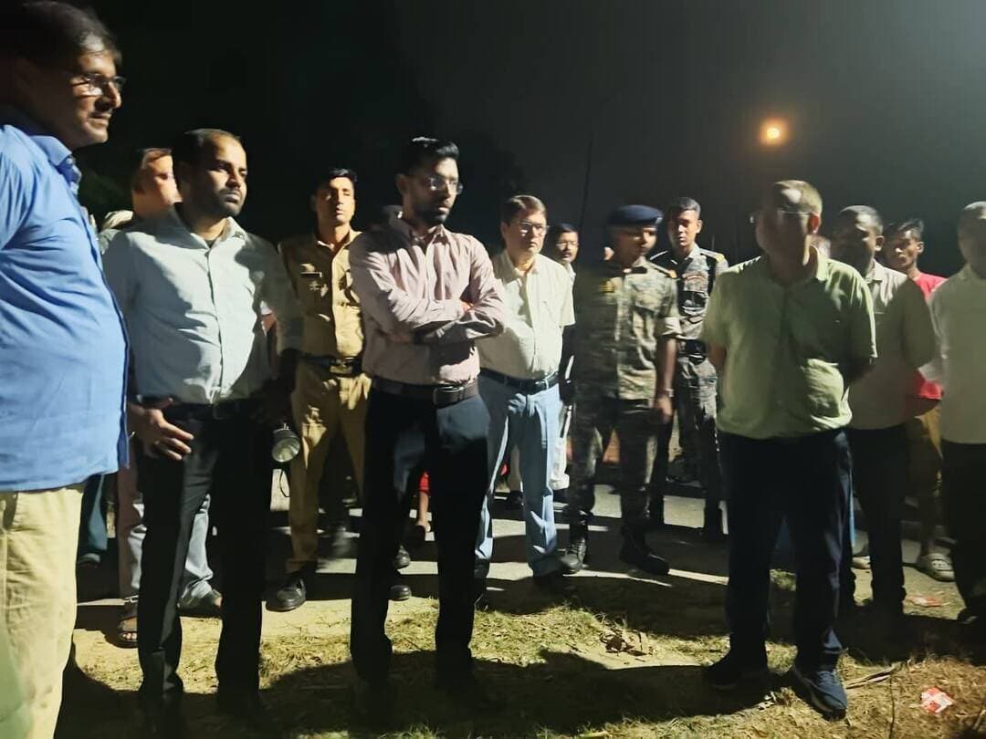 नेपाल में भारी बारिश से गंडक उफान पर! मुजफ्फरपुर में DM कुमार गौरव का तटबंधों का निरीक्षण, अधिकारी अलर्ट मोड पर
मुजफ्फरपुर में गंडक नदी में बढ़ते जलस्राव को देखते हुए जिला प्रशासन पूरी तरह अलर्ट मोड पर है। नेपाल के तराई क्षेत्र में गंडक नदी के जलग्रहण क्षेत्रों में हो रही भारी बारिश के मद्देनजर जिलाधिकारी कुमार गौरव ने अधिकारियों के साथ संवेदनशील इलाकों का निरीक्षण किया।
डीएम ने रेवा घाट, रतनपुर डीही सहित गंडक नदी के तटबंधों के कई संवेदनशील स्थलों का जायजा लिया। इसके बाद साहेबगंज और पारू के विभिन्न इलाकों में भी अधिकारियों के साथ स्थिति का निरीक्षण किया और स्थानीय लोगों से सीधे फीडबैक लिया।
जिलाधिकारी ने सरैया, पारू और साहेबगंज के अंचल अधिकारियों समेत सभी संबंधित अधिकारियों को एसओपी के अनुसार आवश्यक तैयारियां सुनिश्चित करने और लगातार अलर्ट मोड में रहने का निर्देश दिया।
डीएम ने कहा कि प्रशासन किसी भी स्थिति से निपटने के लिए पूरी तरह तैयार है। एनडीआरएफ और एसडीआरएफ की टीमें अलर्ट हैं और तटबंधों की लगातार निगरानी की जा रही है। अधिकारियों को नदी के जलस्तर, मौसम और वर्षापात के आंकड़ों पर लगातार नजर रखने का निर्देश दिया गया है।
डीएम ने लोगों से अपील की कि घबराएं नहीं, लेकिन सतर्क रहें। अफवाहों पर ध्यान न दें और केवल प्रशासन द्वारा जारी आधिकारिक सूचनाओं पर भरोसा करें।
#TirhutNow #Muzaffarpur #GandakRiver #FloodAlert #KumarGaurav