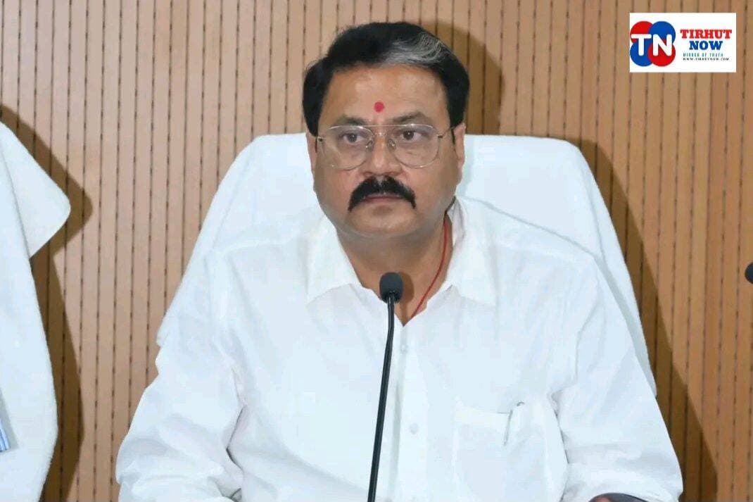हर्ष फायरिंग केस में BJP विधायक राजू सिंह को दिल्ली HC से झटका, दोषसिद्धि पर रोक से इनकार
मुजफ्फरपुर के साहेबगंज से भाजपा विधायक राजू कुमार सिंह को हर्ष फायरिंग मामले में दिल्ली हाईकोर्ट से तत्काल राहत नहीं मिली है। हाईकोर्ट ने उनकी दोषसिद्धि पर रोक लगाने से इनकार किया है। मामले में अब विधायक की कानूनी स्थिति और विधानसभा सदस्यता को लेकर चर्चा तेज हो गई है।
दरअसल, यह मामला 31 दिसंबर 2018 की रात दिल्ली के फतेहपुर बेरी स्थित रोज फार्म में आयोजित न्यू ईयर पार्टी से जुड़ा है। पार्टी के दौरान हुई फायरिंग में आर्किटेक्ट डॉ. अर्चना गुप्ता के सिर में गोली लगी थी। इलाज के दौरान उनकी मौत हो गई थी। दिल्ली की विशेष एमपी-एमएलए अदालत ने जून 2026 में राजू कुमार सिंह को IPC की धारा 304 पार्ट-2 और आर्म्स एक्ट की धारा 30 के तहत दोषी ठहराया था। अदालत के फैसले में कहा गया कि 0.22 बोर की पिस्तौल से चली गोली से अर्चना गुप्ता की मौत हुई।
इसके बाद उन्हें चार वर्ष के कारावास और जुर्माने की सजा सुनाई गई। जुलाई 2026 में दिल्ली हाईकोर्ट ने उनकी सजा निलंबित कर जमानत दी थी। अब दोषसिद्धि पर तत्काल रोक नहीं मिलने के बाद मामले में आगे की कानूनी प्रक्रिया महत्वपूर्ण हो गई है।
विधानसभा सदस्यता पर अंतिम कानूनी स्थिति संबंधित संवैधानिक और निर्वाचन प्रावधानों तथा आगे आने वाले न्यायिक आदेशों पर निर्भर करेगी।
<nis:link nis:type=tag nis:id=rajukumarsingh nis:value=RajuKumarSingh nis:enabled=true nis:link/> <nis:link nis:type=tag nis:id=delhihighcourt nis:value=DelhiHighCourt nis:enabled=true nis:link/> <nis:link nis:type=tag nis:id=muzaffarpur nis:value=Muzaffarpur nis:enabled=true nis:link/> <nis:link nis:type=tag nis:id=sahebganj nis:value=Sahebganj nis:enabled=true nis:link/> <nis:link nis:type=tag nis:id=tirhutnow nis:value=TirhutNow nis:enabled=true nis:link/>