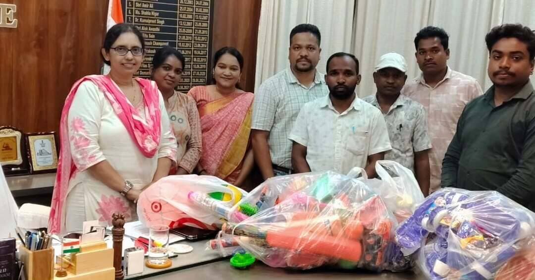 आपके घर की छोटी-सी चीज़, किसी के लिए बड़ी खुशी'
‘सेवा संकल्प अभियान’ के अंतर्गत ‘सेवा दान महाअभियान’ में स्वास्थ्य विभाग, उद्योग विभाग, सचिव संघ बैकुंठपुर एवं जनपद अध्यक्ष महोदय श्री उदय सिंह ने पंजीयन कर बच्चों के लिए खिलौने एवं उपयोगी सामग्री दान की।
आप भी अपने घर में अनुपयोगी पड़ी खिलौने, किताबें, कॉपियां, खेल सामग्री एवं अच्छी स्थिति के कपड़े जरूरतमंदों तक पहुंचाकर सेवा में अपना योगदान दें।
#सेवा_संकल्प_अभियान #SevaSankalpAbhiyan #SevaSankalp #JanSeva #JanBhagidari