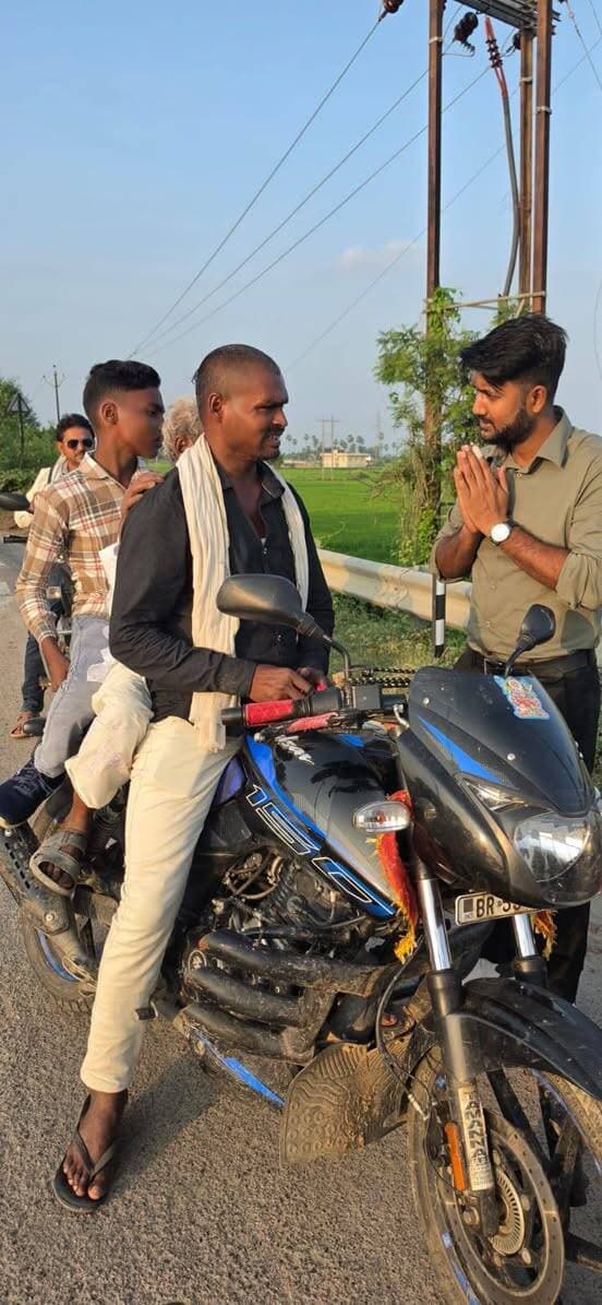 हेलमेट नहीं पहनने वालों पर कार्रवाई, 23 वाहन चालकों से वसूला ₹81 हजार जुर्माना
लखीसराय। सड़क दुर्घटनाओं में कमी लाने और वाहन चालकों को यातायात नियमों के प्रति जागरूक करने के उद्देश्य से मंगलवार को जिला प्रशासन के निर्देश पर विशेष हेलमेट जांच एवं प्रवर्तन अभियान चलाया गया। बीएड कॉलेज से बायपास रोड मोड़ तक चले अभियान में करीब 50 से 60 वाहनों की जांच की गई।
जांच के दौरान यातायात नियमों का उल्लंघन करने वाले 23 वाहन चालकों के विरुद्ध चालान की कार्रवाई करते हुए कुल 81 हजार रुपये जुर्माना वसूला गया। इस दौरान वाहन चालकों को हेलमेट के नियमित इस्तेमाल, निर्धारित गति सीमा सहित अन्य यातायात नियमों के पालन के प्रति जागरूक किया गया।
जिला परिवहन पदाधिकारी ने वाहन चालकों से अपील करते हुए कहा कि अपनी और अपने परिवार की सुरक्षा के लिए दोपहिया वाहन चलाते समय हमेशा हेलमेट का प्रयोग करें और यातायात नियमों का पालन करें। उन्होंने कहा कि सड़क सुरक्षा को लेकर जागरूकता बढ़ाने और नियमों का प्रभावी अनुपालन सुनिश्चित करने के लिए इस तरह के अभियान आगे भी नियमित रूप से जारी रहेंगे।
