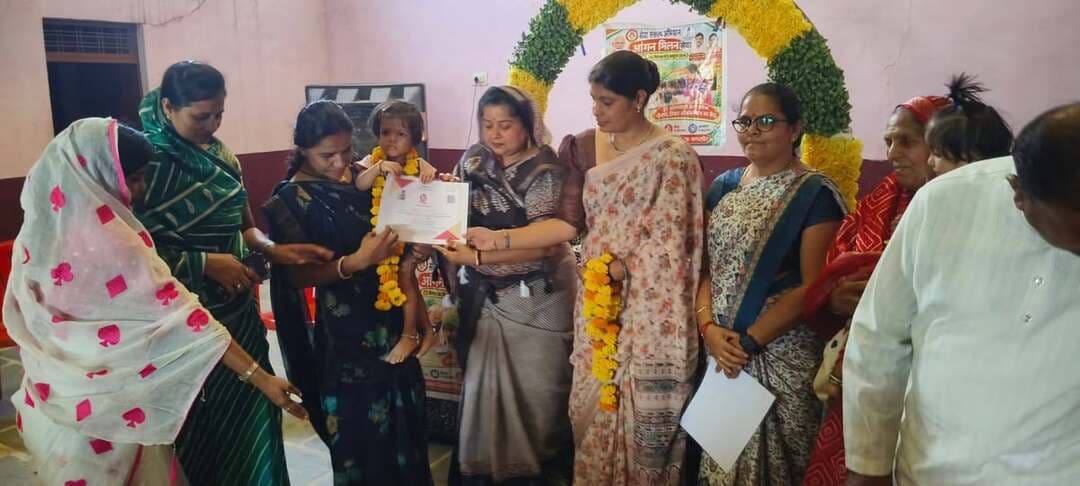 #सेवा_संकल्प_अभियान
आंगनबाड़ियों में आंगनबाड़ी सेवा कार्यक्रम आयोजित हुए
सेवा संकल्प अभियान के अंतर्गत मंदसौर जिले की विभिन्न आंगनबाड़ियों में द्वितीय चरण में मंगलवार को कार्यक्रम आयोजित हुए
इसके अंतर्गत जिले की बाल विकास परियोजना मल्हारगढ़ तथा सीतामऊ क्रमांक 1 तथा दो की आंगनवाड़ी में विभिन्न गतिविधियां आयोजित की गई इसके अंतर्गत बच्चों के सांस्कृतिक कार्यक्रम खेलकूद तथा महिलाओं के स्वास्थ्य जांच एवं पोषण संबंधी जानकारी देने के कार्यक्रम आयोजित हुए l
#मंदसौर
#Mandsaur