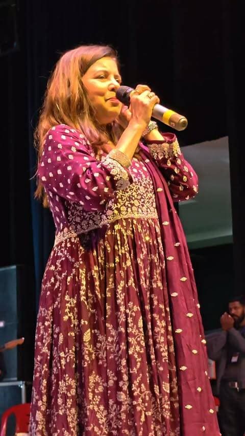 🎶 जब कोई बात बिगड़ जाए… जब कोई मुश्किल पड़ जाए… तुम देना साथ मेरा ❤️
साधना सरगम जी की आवाज़ में एक खूबसूरत, यादगार शाम ✨🎤
#SadhanaSargam #JabKoiBaatBigadJaye #LivePerformance #Khandwa #BollywoodMusic
