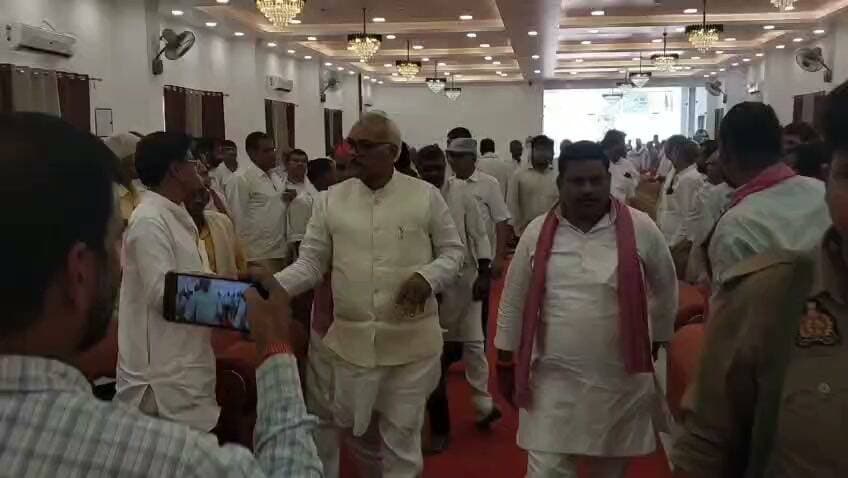 खबर गाजीपुर से है।जहाँ सपा ने पीडीए शिक्षक जन चौपाल कार्यक्रम किया।गाजीपुर के जहूराबाद विधानसभा क्षेत्र में सपा ने शिक्षक संवाद एवं जन चौपाल कार्यक्रम का आयोजन किया।कार्यक्रम को सपा के शिक्षक एमएलसी प्रत्याशी लालबिहारी यादव ने सम्बोधित किया।कार्यक्रम में पूर्व मंत्री शादाब फातिमा भी मौजूद रही।इस दौरान विधान परिषद में नेता प्रतिपक्ष रहे लाल बिहारी ने यूपी के डिप्टी सीएम ब्रजेश पाठक के युवाओं को ऑटो चलाने की सलाह वाले बयान पर प्रतिक्रिया देते हुए कहाकि सरकार चाहती है कि लोग शिक्षा से वंचित हो जाये।उन्होंने कहाकि ये लोगों को चाय बनाने,पकौड़ा बनाने और रिक्शा चलाने की ही सलाह दे सकते है।उन्होंने कहाकि बीजेपी सरकार विकास की बात करके विनाश कर रही है।इस दौरान पूर्व मंत्री शादाब फातिमा ने सुभासपा अध्यक्ष ओमप्रकाश राजभर पर निशाना साधते हुए कहाकि जहूराबाद सीट उन्हें खैरात में मिली है,और वो सीएम और पीएम बनना चाहते है।शादाब फातिमा ने कहाकि ओपी राजभर एक गालीबाज मंत्री है जो खुलेआम अपने कार्यकर्त्ताओं को हथियार देने की बात कहते हैं।
बाईट-लाल बिहारी,पूर्व नेता प्रतिपक्ष विधान #GhazipurNews