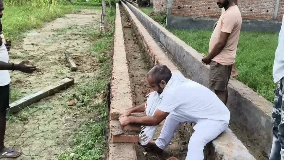 🚨 सेवराई में सड़क निर्माण में भ्रष्टाचार का खेल! ग्रामीणों और किसान नेता ने खोला मोर्चा 🚨
सेवराई तहसील क्षेत्र में निजी आईटीआई स्कूल के पास बन रही सड़क के निर्माण कार्य में भारी अनियमितता और घटिया सामग्री के इस्तेमाल को लेकर ग्रामीणों का आक्रोश फूट पड़ा है। एक तरफ सड़क बन रही है और दूसरी तरफ से टूटती जा रही है!
मुख्य आरोप एवं स्थिति:
🔹 घटिया सामग्री का खुला खेल: किसान नेता भानु प्रताप सिंह ने कार्यदायी संस्था पर सीधा आरोप लगाते हुए कहा कि निर्माण में खुलेआम तेमा और झांवा ईंटों के साथ बेहद घटिया सीमेंट और मोरंग का इस्तेमाल हो रहा है।
🔹 विधायक के पैतृक गांव की अनदेखी: स्थानीय ग्रामीणों का कहना है कि यह क्षेत्रीय जमानिया विधायक ओमप्रकाश सिंह का पैतृक गांव है, इसके बावजूद ठेकेदार और जिम्मेदार अधिकारियों की मिलीभगत से सरकारी धन की खुली लूट मची है।
🔹 टूटती सड़क, बर्बाद होता बजट: लाखों की लागत से बनने वाली यह सड़क बनने के साथ ही उखड़ने लगी है। अधिकारियों की अनदेखी से जनता के टैक्स के पैसे पर डाका डाला जा रहा है।
किसान नेता ने खंड विकास अधिकारी (BDO) की कार्यप्रणाली पर भी गंभीर सवाल उठाए हैं और चेताया है कि यदि उच्चाधिकारियों ने तुरंत मौके पर पहुंचकर जांच और सख्त कार्रवाई नहीं की, तो ग्रामीण बड़ा आंदोलन और प्रदर्शन करने को बाध्य होंगे।
जनता के पैसे की बर्बादी और भ्रष्टाचार अब कतई बर्दाश्त नहीं किया जाएगा!
#Savarai #Ghazipur #Zamania #RoadConstruction #CorruptionFreeIndia #PublicMoneyLoot #UPNews #RuralDevelopment #KisanEkta #DistrictMagistrateGhazipur #LocalIssues #ViralPost