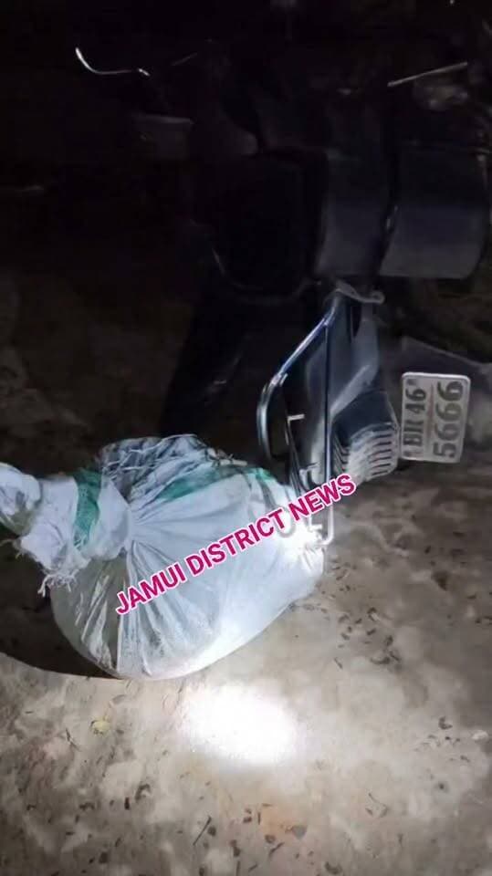 जमुई के मलयपुर थाना क्षेत्र में पुलिस ने पत्नेश्वर महादलित टोला के पास छापेमारी कर 12 लीटर देसी शराब और हीरो होंडा बाइक जब्त की। पुलिस को देखते ही शराब तस्कर अंधेरे का फायदा उठाकर फरार हो गया। रोचक और लोकल और बड़ी खबरों के लिए पेज को लाइक सब्सक्राइब कर दें#Jamuidistrictnews #Facebook viral #Bihar police #Bihar utpad #Facebook #BiharPolitics