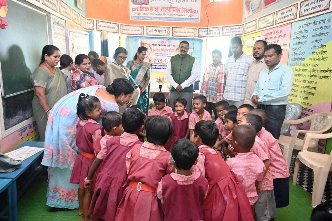 सेवा और प्रतिभा को मिला सम्मान
सेवा संकल्प अभियान के तहत ग्राम पंचायत लंजोड़ा के सल्फीपदर स्थित आँगनबाड़ी केंद्र में आँगन मिलन सेवा कार्यक्रम आयोजित किया गया। कार्यक्रम में केशकाल विधायक श्री नीलकंठ टेकाम मुख्य अतिथि के रूप में शामिल हुए।
इस अवसर पर आँगनबाड़ी कार्यकर्ताओं एवं सहायिकाओं को उनके सेवाभाव, समर्पण और योगदान के लिए प्रमाण पत्र प्रदान कर सम्मानित किया गया। साथ ही चित्रकला प्रतियोगिता में उत्कृष्ट प्रदर्शन करने वाले स्कूली विद्यार्थियों को भी प्रमाण पत्र एवं सम्मान प्रदान कर उनका उत्साहवर्धन किया गया।
कार्यक्रम के माध्यम से आँगनबाड़ी कार्यकर्ताओं के सेवा भाव को सम्मान देने के साथ बच्चों की रचनात्मक प्रतिभा को प्रोत्साहित करने का संदेश दिया गया।
#सेवा_संकल्प_अभियान #SevaSankalpAbhiyan #SevaSankalp #JanSeva #JanBhagidari