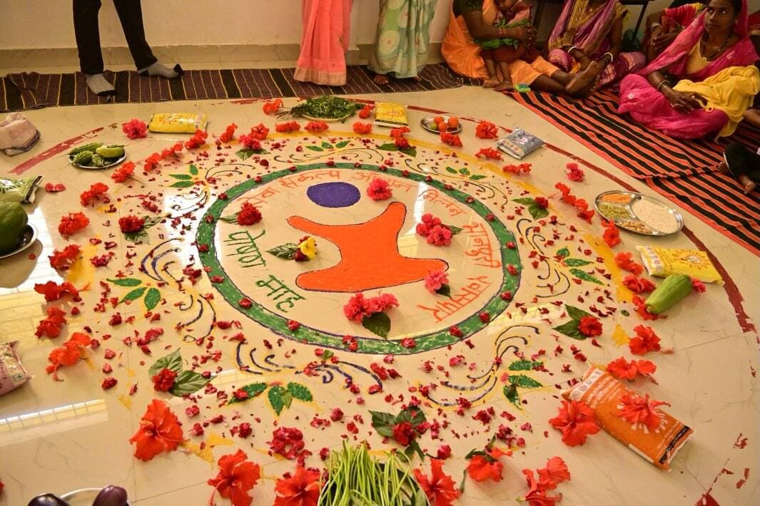 सेवा संकल्प अभियान के तहत भानपुरी में पोषण एवं स्वास्थ्य जागरूकता
आँगन मिलन कार्यक्रम में महिलाओं, किशोर बालिकाओं एवं गर्भवती महिलाओं को संतुलित आहार, स्थानीय एवं मौसमी खाद्य पदार्थों के उपयोग तथा स्वस्थ जीवनशैली के बारे में जानकारी दी गई।
स्थानीय खाद्य सामग्री के उचित संयोजन से पौष्टिक एवं स्वादिष्ट भोजन तैयार करने का संदेश भी दिया गया।
#सेवा_संकल्प_अभियान #SevaSankalpAbhiyan #SevaSankalp #JanSeva #JanBhagidari
