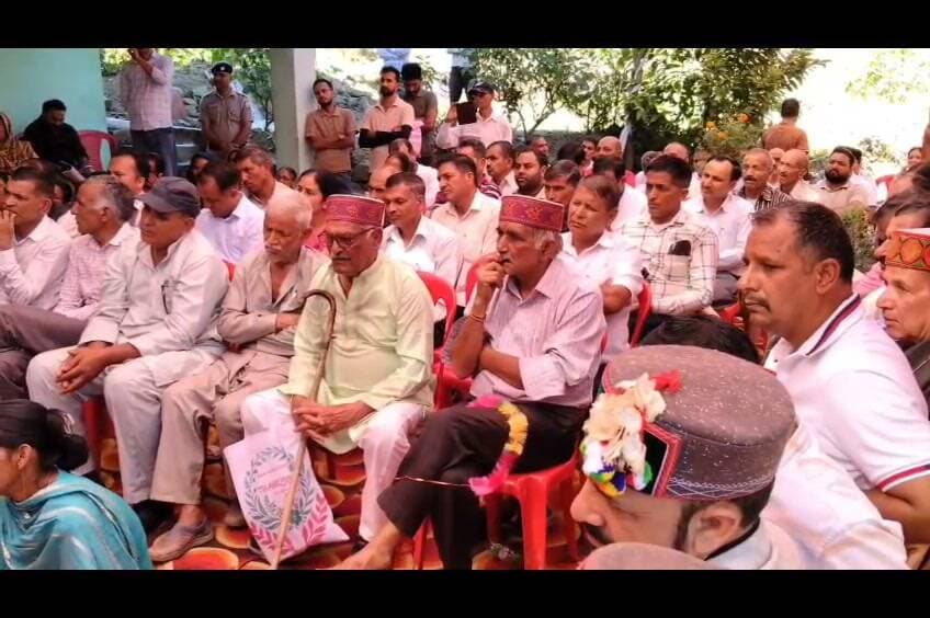 *बागवानी मंत्री जगत सिंह नेगी ने बड़ागांव क्लस्टर का किया निरीक्षण*
*ड्रिप सिंचाई का कार्य पांच दिन में पूरा करने के निर्देश, द्रंग ब्लॉक में 8 क्लस्टरों की 99.77 हेक्टेयर भूमि परियोजना में शामिल*
*बड़ागांव में 62 किसान-बागवानों की 12 हेक्टेयर भूमि पर रोपे गए 12,753 उन्नत अमरूद के पौधे, करीब 1 करोड़ 29 लाख 31 हजार रुपये की राशि खर्च*
मंडी/पधर, 29 सितंबर 2026। हिमाचल प्रदेश के बागवानी, राजस्व एवं जनजातीय विकास मंत्री जगत सिंह नेगी ने मंगलवार को द्रंग विकास खंड के अंतर्गत बड़ागांव क्लस्टर का निरीक्षण कर एचपी शिवा परियोजना के तहत चल रहे बागवानी विकास कार्यों की प्रगति का जायजा लिया। उन्होंने अधिकारियों से परियोजना के तहत किए जा रहे विभिन्न कार्यों की जानकारी ली और आवश्यक दिशा-निर्देश जारी किए।
बड़ागांव क्लस्टर एचपी शिवा परियोजना के तहत विकसित किया जा रहा है। यहां 62 किसान-बागवानों की करीब 12 हेक्टेयर भूमि पर 12,753 उन्नत किस्म के अमरूद के पौधे रोपे गए हैं। इन कार्यों पर करीब 1 करोड़ 29 लाख 31 हजार रुपये की राशि खर्च की गई है। क्लस्टर में ललित, श्वेता, हिसार सफेदा और जारवी रेड जैसी अमरूद की उन्नत किस्में लगाई गई हैं।
*ड्रिप सिंचाई का कार्य पांच दिन में पूरा करने के निर्देश*
निरीक्षण के दौरान मंत्री ने भूमि विकास, सौर बाड़बंदी और ड्रिप सिंचाई प्रणाली की प्रगति की विस्तृत समीक्षा की। उन्होंने संबंधित अधिकारियों और कार्यदायी एजेंसी को ड्रिप सिंचाई से जुड़े शेष कार्यों को आगामी पांच दिनों के भीतर अनिवार्य रूप से पूरा करने के निर्देश दिए। उन्होंने कहा कि सिंचाई व्यवस्था समय पर पूरी होने से पौधों को पर्याप्त पानी उपलब्ध होगा और उनकी वृद्धि प्रभावित नहीं होगी।
*द्रंग में 8 क्लस्टरों में 99.77 हेक्टेयर भूमि शामिल*
मंत्री ने कहा कि द्रंग विकास खंड में एचपी शिवा परियोजना के तहत कुल 8 क्लस्टरों का चयन किया गया है। इन क्लस्टरों में 99.77 हेक्टेयर भूमि को परियोजना के दायरे में शामिल किया गया है। उन्होंने किसानों से परियोजना में सक्रिय भागीदारी सुनिश्चित करने तथा लगाए गए पौधों की नियमित देखभाल और उचित पोषण पर विशेष ध्यान देने का आह्वान किया।
*किसानों को अमरूद प्रबंधन का विशेष प्रशिक्षण देने के निर्देश*
बागवानी मंत्री ने विभागीय अधिकारियों को किसानों के लिए बाग प्रबंधन पर विशेष प्रशिक्षण शिविर आयोजित करने के निर्देश दिए। उन्होंने कहा कि किसानों को वैज्ञानिक खेती, कटाई-छंटाई, कीट प्रबंधन, पौधों की देखभाल तथा अमरूद की उन्नत खेती की आधुनिक तकनीकों की जानकारी दी जाए। इससे किसान बेहतर उत्पादन प्राप्त कर सकेंगे और बागवानी से अपनी आय बढ़ा सकेंगे।
इस अवसर पर मंत्री ने क्लस्टर में टैंक निर्माण के लिए भूमि दान करने वाले रेवत राम, जयराम और रतन चंद को सम्मानित किया। ग्राम पंचायत सिलग की प्रधान ममता देवी तथा क्लस्टर प्रधान महेंद्र ठाकुर ने मंत्री का स्वागत किया और क्षेत्र की विभिन्न विकासात्मक मांगें उनके समक्ष रखीं। जिला कांग्रेस अध्यक्ष चंपा ठाकुर ने भी अपने विचार रखे।
*ग्रामीणों की समस्याएं सुनीं, स्वास्थ्य संस्थानों और स्कूल का किया निरीक्षण*
इससे पूर्व मंत्री ने उपमंडल बैजनाथ की मुलथान तहसील के कोठी कोहड़ और मलाह गांव के लोगों की समस्याएं सुनीं। स्थानीय ग्रामीणों ने अपने क्षेत्रों को एचपी शिवा परियोजना में शामिल करने की मांग रखी। इसके बाद उन्होंने मुलथान तहसील कार्यालय, प्राथमिक स्वास्थ्य केंद्र कोठी कोहड़, सामुदायिक स्वास्थ्य केंद्र बरोट तथा राजकीय वरिष्ठ माध्यमिक पाठशाला बरोट का औचक निरीक्षण कर व्यवस्थाओं का जायजा लिया।
इस अवसर पर एचपीएमसी बोर्ड ऑफ डायरेक्टर जोगिंदर गुलेरिया, जिला कांग्रेस महासचिव हेम सिंह ठाकुर, द्रंग कांग्रेस कमेटी ब्लॉक अध्यक्ष देवेंद्र ठाकुर, कांग्रेस मंडलाध्यक्ष पधर गिरधारी लाल भंगालिया, एनजीओ फेडरेशन प्रदेशाध्यक्ष प्रदीप ठाकुर, ब्लॉक कांग्रेस उपाध्यक्ष पीर सहाय ठाकुर, पूर्व द्रंग ब्लॉक अध्यक्ष बामण देव, एसडीएम पधर सुरजीत सिंह, डीएसपी लोकेन्द्र सिंह नेगी, परियोजना निदेशक समीर राणा, उपनिदेशक उद्यान मंडी संजय गुप्ता, खंड विकास अधिकारी विनय चौहान, डॉ. कुलकीर्ति, क्लस्टर प्रधान महेंद्र ठाकुर सहित विभिन्न विभागों के अधिकारी- कर्मचा
री और बड़ी संख्या में किसान-बागवान उपस्थित रहे।