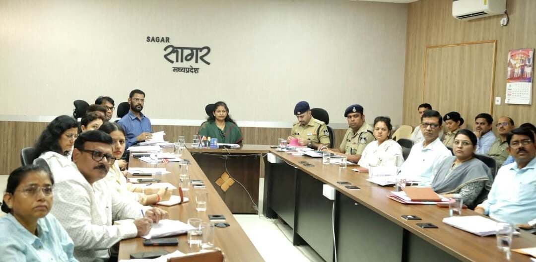 ➡️ प्रदेश में सफल हो रहा है सेवा संकल्प अभियान 2026: मुख्यमंत्री डॉ. यादव
➡️ प्रदेश में सेवा सेतु अभियान के अंतर्गत 3 और 4 अक्टूबर को गावों और शहरों में लगेंगे शिविर
➡️ मुख्यमंत्री डॉ. यादव ने सम्पन्न गतिविधियों की जानकारी लेकर आगामी कार्यक्रमों के संबंध में दिए निर्देश
मुख्यमंत्री डॉ. मोहन यादव ने कहा है कि प्रदेश में प्रधानमंत्री श्री नरेंद्र मोदी के जन्म दिवस से प्रारंभ एक माह के सेवा संकल्प अभियान:2026 की गतिविधियों को अच्छी सफलता मिल रही है। अभियान में गत 12 दिवस अनेक अभिनव कार्य सम्पन्न हुए हैं। अभियान के शेष दिनों में ऐसे ही रचनात्मक कार्यक्रम आयोजित होंगे जिससे जन-जन को जोड़ने का कार्य होगा। जनकल्याण की दिशा में जहां मुख्यमंत्री जन विश्वास अभियान के तहत महत्वपूर्ण कार्य हो रहे हैं वहीं सेवा संकल्प अभियान 2026 ने नागरिकों में उत्साह का संचार किया है।
मुख्यमंत्री डॉ. यादव ने आज मंत्रालय में सेवा संकल्प अभियान 2026 के अंतर्गत हुई विभिन्न गतिविधियों की जानकारी प्राप्त की और अधिकारियों को अभियान की गतिविधियां जारी रखने के निर्देश दिए। इस बैठक में उपमुख्यमंत्री श्री राजेन्द्र शुक्ल, मंत्रीगण श्री प्रह्लाद पटेल, श्री विजय शाह, श्री विश्वास सारंग, श्री नागर सिंह चौहान, श्री उदय प्रताप सिंह, सुश्री निर्मला भूरिया, श्रीमती प्रतिमा बागरी, श्री नरेंद्र शिवाजी पटेल और मुख्यसचिव श्री अशोक बर्णवाल और अन्य वरिष्ठ अधिकारी उपस्थित थे। बैठक में अन्य मंत्रीगण वर्चुअल रूप से शामिल हुए।
मुख्यमंत्री डॉ. यादव ने कहा कि प्रदेश में प्रधानमंत्री श्री नरेंद्र मोदी के जन्म दिवस 17 सितंबर से प्रारंभ हुए एक माह अवधि के सेवा संकल्प अभियान के अंतर्गत संचालित कार्यक्रमों से नागरिकों को जोड़ने में सफलता प्राप्त हुई है। मुख्यमंत्री डॉ. यादव ने अभियान के कार्यो की जानकारी प्राप्त की और आगामी कार्यक्रमों पर चर्चा की। मंत्री गण और वरिष्ठ अधिकारी बैठक में उपस्थित हुए। सागर एन आई सी से कलेक्टर श्रीमती प्रतिभा पाल, पुलिस अधीक्षक श्री अनुराग सुजानिया, जिला पंचायत सीईओ श्री जगदीश गोमे, नगर निगम आयुक्त श्री राजकुमार खत्री, अपर कलेक्टर श्री अविनाश रावत, एडिशनल एसपी श्री नरेंद्र सोलंकी, संयुक्त कलेक्टर श्री रवीश श्रीवास्तव, श्रीमती आरती यादव, सिटी मजिस्ट्रेट श्री शैलेश द्विवेदी सहित अन्य जिला स्तरीय अधिकारी वर्चुअल रूप से जुड़े।
सेवा सेतु अभियान होगा 3 और 4 अक्टूबर को
बैठक में जानकारी दी गई कि प्रदेश में 3 और 4 अक्टूबर को सेवा सेतु अभियान आयोजित किया गया। अभियान में 3 अक्टूबर को ग्रामीण क्षेत्र और 4 अक्टूबर को नगरीय क्षेत्रों में शिविर आयोजित होंगे, जिनके माध्यम से नागरिकों को विभिन्न योजनाओं का लाभ दिया जाएगा। इस अभियान में 3 अक्टूबर को साप्ताहिक जन विश्वास अभियान को भी जोड़ा जाएगा।
सेवा के रंग- राष्ट्र के संग (भारत मंडल)
प्रदेश के 6 जिलों इंदौर, भोपाल, ग्वालियर, जबलपुर, झाबुआ और आलीराजपुर में निर्धारित थीम पर मानव रंगोली की परिकल्पना की गई है। इसके साथ ही सेवा फर्स्ट इनोवेशन चैलेंज के अंतर्गत विद्यार्थी, उद्यमी, शिक्षक, अधिकारी विभिन्न गतिविधियों में हिस्सा लेंगे। कुल 16 फोकस सेक्टर चिन्हित किए गए हैं। सेवा ज्योति कलश यात्रा 7 अक्टूबर को निकाली जाएगी, जिसके राज्य नोडल मंत्री श्री विश्वास कैलाश सारंग और राज्य प्रभारी अधिकारी श्री संजीव सिंह होंगे। प्रदेश के विभिन्न क्षेत्रों में इन यात्राओं में हितलाभ वितरण के साथ विकसित भारत और सेवा के संकल्प से जुड़े आयोजन होंगे। प्रस्तावित कार्यक्रम के अनुसार प्रधानमंत्री श्री मोदी 7 अक्टूबर को वर्चुअल संबोधन देंगे।
आशीर्वाद का दीया गतिविधि से हुए शानदार शुरूआत
प्रधानमंत्री श्री मोदी के जन्म दिवस 17 सितम्बर को अभियान प्रारंभ हुआ, जिसके अंतर्गत प्रदेश में 3 करोड़ 87 लाख 80 हजार 463 दीयें जलाए गए। इसमें कुल 2 करोड़ 64 लाख 85 हजार 60 नागरिकों ने सहभागिता की। उज्जैन में दीपक जलाने का विश्व कीर्तिमान बनाया गया। उज्जैन में 33 लाख 27 हजार 125 दिए जलाये गए। इस गतिविधि के लिए नोडल मंत्री श्री कैलाश विजयवर्गीय और राज्य प्रभारी अधिकारी श्री संजय दुबे थे। जनसम्पर्क सहित पंचायत एवं ग्रामीण विकास, महिला बाल विकास, राजस्व और स्वास्थ्य विभाग ने दायित्व संभाला।
मेरे सपनों का भारत- भाषण और चित्रकला प्रतियोगिता
19 सितम्बर से 26 सितम्बर के बीच प्रदेश में 27 लाख 28 हजार 668 प्रतिभागियों ने चित्रकला प्रतियोगिता में और 12 लाख 37 हजार 810 प्रतिभागियों ने भाषण प्रतियोगिता में हिस्सा लिया है। नोडल मंत्री श्री उदय प्रताप सिंह और प्रभारी सचिव श्री संजय गोयल ने इस गतिविधि का दायित्व वहन किया।
नमो सेवा
प्रदेश में 19 सितम्बर से प्रारंभ नमो सेवा गतिविधि के अंतर्गत 5 अक्टूबर तक सांस्कृतिक दलों द्वारा नुक्कड़ टोलियां बनाकर प्रस्तुतियां दी जा रही हैं। अब तक 3033 कार्यक्रम हुए हैं जिनमें 5208 कलाकारों ने हिस्सा लिया है। इस गतिविधि के नोडल मंत्री श्री धर्मेन्द्र सिंह लोधी और राज्य प्रभारी अधिकारी अपर मुख्य सचिव श्री शिवशेखर शुक्ला हैं। संबंधित जिला प्रशासन के साथ जनसम्पर्क विभाग द्वारा दायित्व निभाया जा रहा है।
आंगन मिलन सेवा
प्रदेश में आंगन मिलन सेवा के अंतर्गत 26 सितम्बर से गतिविधियां प्रारंभ हुई हैं, जो 5 अक्टूबर तक चलना हैं। आंगनवाड़ियों में 24 लाख 28 हजार 116 महिलाओं और बच्चों ने कार्यक्रम में भागीदारी की है। कुल 1 लाख 35 हजार 110 बहनों का सम्मान भी किया गया। प्रभारी मंत्री सुश्री निर्मला भूरिया और राज्य प्रभारी अधिकारी श्रीमती जीवी रश्मि हैं1
सेवा की कहानी
प्रदेश में कुल 5 लाख 25 हजार 54 प्रेरक कहानियां प्राप्त हुई हैं। सेवा की कहानी प्रकल्प में राज्य नोडल मंत्री श्रीमती प्रतिमा बागरी और राज्य प्रभारी अधिकारी जनसम्पर्क आयुक्त और परिवहन सचिव श्री मनीष सिंह हैं। सेवा की कहानी के अंतर्गत 17 सितम्बर से प्रारंभ गतिविधियां 17 अक्टूबर तक पूरे एक माह की अवधि में संचालित की जा रही हैं।
वड़नगर से वाराणसी सेवा यात्रा
इस गतिविधि की शुरूआत 17 सितम्बर से हुई है। अब तक 1706 नगरों और कस्बों में 6 लाख 48 हजार 520 नागरिकों की सहभागिता से कार्यक्रम सम्पन्न हुए हैं। मंत्री श्री नरेन्द्र शिवाजी पटेल नोडल मंत्री हैं। सचिव श्री टी इलैया राज राज्य प्रभारी अधिकारी हैं। यह गतिविधियां 7 अक्टूबर तक चलना है।
सेवा मेरा योगदान
प्रदेश में 10 गतिविधियों पर केंद्रित सेवा मेरा योगदान का संचालन 2 से 10 अक्टूबर तक किया जाएगा। इसके अंतर्गत स्वच्छता, स्वास्थ्य शिविर, वृद्धाश्रमों और अनाथालयों में सेवा कार्य होंगे। दिव्यांगजन कल्याण और विद्यार्थी कल्याण की गतिविधियां भी राज्य नोडल मंत्री श्री राकेश सिंह और राज्य प्रभारी अधिकारी श्री श्रीमन शुक्ल के पर्यवेक्षण में होंगी।
विकसित भारत संकल्प यात्रा
प्रदेश में एक माह (17 सितम्बर से 17 अक्टूबर) की अवधि में विकसित भारत संकल्प यात्रा के अंतर्गत अन्य राज्यों के प्रतिनिधि और इनफ्लूएंसर्स प्रदेश भ्रमण पर आ रहे हैं। राज्य नोडल मंत्री श्री इंदर सिंह परमार और राज्य प्रभारी अधिकारी सचिव श्री मनीष सिंह इन गतिविधियों का पर्यवेक्षण और निर्देशन कर रहे हैं।
#jansamparkMP #sagar #SevaSankalp2026