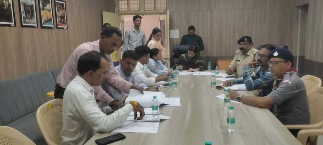 ➡️ मां तुझे प्रणाम योजना के लिए युवाओं की चयन प्रक्रिया हुई संपन्न
मां तुझे प्रणाम योजना के अंतर्गत युवाओं में राष्ट्र की सीमाओं के प्रति आदर भाव विकसित करने तथा भारत की अंतरराष्ट्रीय सीमा एवं सैन्य गतिविधियों और दिनचर्या से अवगत कराने के उद्देश्य से युवाओं का चयन किया गया। खेल और युवा कल्याण विभाग द्वारा प्राप्त निर्देशों के अनुसार जिले के विकासखंडों एवं जिला मुख्यालय से खेल, एनसीसी, एनएसएस तथा मेधावी विद्यार्थियों से 22 सितंबर 2026 तक आवेदन आमंत्रित किए गए थे।
प्राप्त आवेदन पत्रों के परीक्षण एवं चयन के लिए 28 सितंबर 2026 को संचालनालय भोपाल द्वारा गठित जिला स्तरीय चयन समिति की बैठक कलेक्टर एवं पुलिस अधीक्षक के निर्देशानुसार आयोजित की गई। बैठक में मुख्य रूप से डिप्टी कलेक्टर सुश्री मोना दांगी, पुलिस विभाग से डीएसपी श्री नवीन जैन, शिक्षा विभाग से श्री संजय दादर, एनसीसी अधिकारी श्री जय नारायण यादव, चिन्हित महाविद्यालय से डॉ. दयाराम राजपूत, एनएसएस से श्री आर.सी. प्रजापति, स्काउट से श्री चन्द्रभान सिंह, संभागीय खेल अधिकारी श्रीमती शर्मिला डावर सहित विभागीय कर्मचारी उपस्थित रहे।
चयन समिति के सदस्यों को खेल विभाग द्वारा प्राप्त समस्त आवेदन पत्रों की विधिवार जानकारी दी गई। समिति के सदस्यों द्वारा आवेदन पत्रों का परीक्षण कर चयन प्रक्रिया संपन्न की गई। चयन प्रक्रिया के उपरांत चयन सूची संचालनालय भोपाल को प्रेषित की जाएगी। चयनित अभ्यर्थियों को खेल और युवा कल्याण विभाग भोपाल से प्राप्त निर्देशानुसार अनुभव यात्रा पर भेजा जाएगा।
#jansamparkMP #sagar