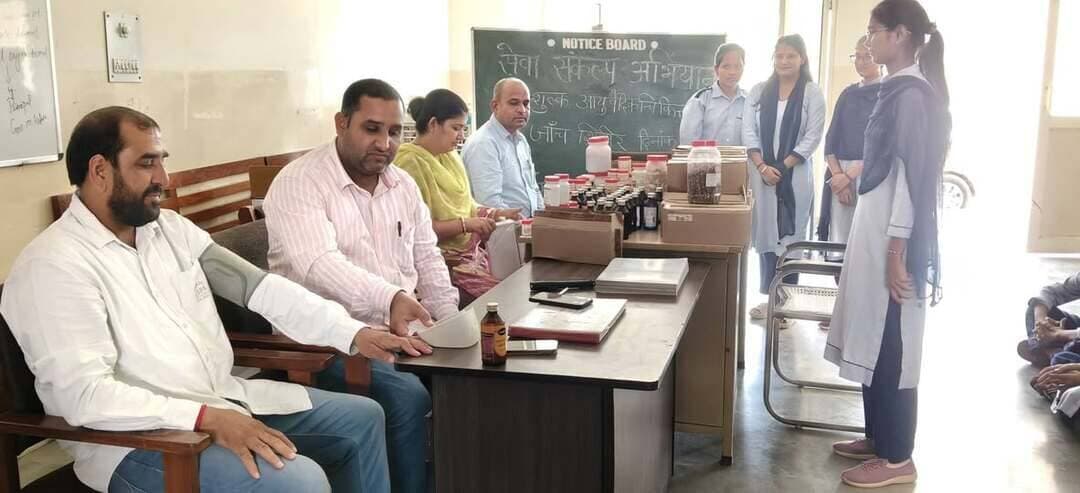 कादमा आईटीआई में निःशुल्क आयुर्वेदिक चिकित्सा शिविर आयोजित
करीब 120 लोगों की स्वास्थ्य जांच, निःशुल्क आयुर्वेदिक दवाइयां वितरित
बाढ़डा (कादमा)
सेवा संकल्प अभियान के तहत जिला प्रशासन एवं आयुष विभाग चरखी दादरी के निर्देशानुसार मंगलवार को राजकीय आईटीआई कादमा में निःशुल्क आयुर्वेदिक चिकित्सा शिविर का आयोजन किया गया।
शिविर का आयोजन आयुष्मान आरोग्य मंदिर जेवली के आयुर्वेद चिकित्सा अधिकारी डॉ. भूपेंद्र चांदवास के मार्गदर्शन में तथा आईटीआई इंचार्ज सोमवीर की देखरेख में किया गया।
शिविर में करीब 120 लोगों के स्वास्थ्य की जांच की गई। जांच के बाद जरूरत के अनुसार मरीजों को निःशुल्क आयुर्वेदिक दवाइयां वितरित की गईं। चिकित्सकों ने लोगों को स्वास्थ्य संबंधी आवश्यक परामर्श भी दिया।
इस दौरान डॉ. भूपेंद्र चांदवास व योग सहायक मोनिका ने आहार विधि, दिनचर्या, ऋतुचर्या, योग एवं प्राणायाम तथा स्वस्थ जीवनशैली से जुड़ी महत्वपूर्ण जानकारी दी। उन्होंने लोगों को नियमित दिनचर्या अपनाने और अपने स्वास्थ्य के प्रति जागरूक रहने के लिए प्रेरित किया।
कार्यक्रम में मुख्य अतिथि समाजसेवी नरेश, झोझू कलां ने भी शिरकत की। उन्होंने आयुर्वेदिक चिकित्सा शिविर के आयोजन की सराहना करते हुए कहा कि इस प्रकार के शिविरों से ग्रामीण क्षेत्र के लोगों को स्वास्थ्य सेवाओं और आयुर्वेदिक उपचार के प्रति जागरूकता मिलती है।