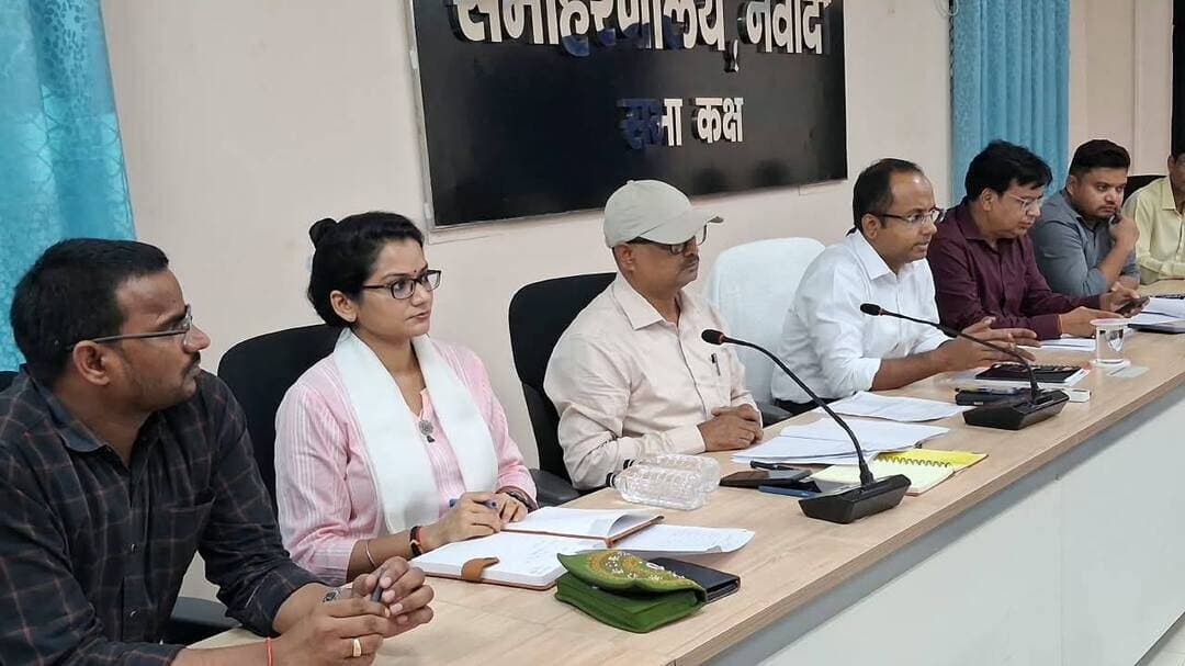 बिहार विधान परिषद् पटना शिक्षक एवं स्नातक निर्वाचन क्षेत्र के द्विवार्षिक निर्वाचन के सफल संचालन को लेकर जिला निर्वाचन पदाधिकारी-सह-जिला पदाधिकारी की अध्यक्षता में समीक्षा बैठक।
बिहार विधान परिषद् के पटना शिक्षक एवं स्नातक निर्वाचन क्षेत्र के द्विवार्षिक निर्वाचन, 2026 के सफल, शांतिपूर्ण, स्वच्छ, निष्पक्ष एवं भयमुक्त वातावरण में संचालन को लेकर आज दिनांक 29 सितंबर 2026 को जिला निर्वाचन पदाधिकारी-सह-जिला पदाधिकारी, नवादा श्री रवि प्रकाश की अध्यक्षता में संबंधित पदाधिकारियों के साथ समीक्षा बैठक आयोजित की गई।
बैठक में भारत निर्वाचन आयोग द्वारा जारी निर्वाचन कार्यक्रम के आलोक में निर्वाचन संबंधी तैयारियों की बिंदुवार समीक्षा की गई।
बैठक में बताया गया कि भारत निर्वाचन आयोग द्वारा दिनांक 22.09.2026 को निर्गत प्रेस विज्ञप्ति के आलोक में बिहार विधान परिषद् के पटना स्नातक एवं शिक्षक निर्वाचन क्षेत्र, 2026 के लिए निर्वाचन कार्यक्रम निम्नवत् है :-
अधिसूचना निर्गत करने की तिथि – 29.09.2026
नाम-निर्देशन की अंतिम तिथि – 06.10.2026
नाम-निर्देशन पत्रों की संवीक्षा की तिथि – 07.10.2026
अभ्यर्थिताएँ वापस लेने की अंतिम तिथि – 09.10.2026
मतदान की तिथि – 23.10.2026
मतदान का समय – पूर्वाह्न 08:00 बजे से अपराह्न 04:00 बजे तक
मतगणना की तिथि – 27.10.2026
पटना स्नातक एवं शिक्षक निर्वाचन क्षेत्र के निर्वाचन के सफल, स्वच्छ, निष्पक्ष एवं शांतिपूर्ण संचालन हेतु नवादा जिले में व्यापक तैयारियाँ की जा रही हैं।
उप निर्वाचन पदाधिकारी द्वारा बताया गया कि नवादा जिले में पटना स्नातक निर्वाचन क्षेत्र के लिए कुल 17 मतदान केंद्र बनाए गए हैं, जहाँ कुल 15,829 मतदाता अपने मताधिकार का प्रयोग करेंगे। वहीं, पटना शिक्षक निर्वाचन क्षेत्र के लिए जिले में कुल 14 मतदान केंद्र निर्धारित किए गए हैं, जहाँ कुल 1,749 मतदाता मतदान करेंगे।
निर्वाचन की पारदर्शिता एवं निष्पक्षता सुनिश्चित करने के उद्देश्य से मतदान के दिन सभी मतदान केंद्रों पर वीडियोग्राफी की व्यवस्था की जाएगी। साथ ही, निर्वाचन प्रक्रिया के दौरान आदर्श आचार संहिता एवं अन्य निर्वाचन संबंधी निर्देशों के अनुपालन की निगरानी के लिए फ्लाइंग स्क्वायड का गठन किया गया है।
निर्वाचन संबंधी आवश्यक सामग्रियों की उपलब्धता एवं तैयारियों की समीक्षा के क्रम में बताया गया कि मतपेटिकाओं की छँटाई का कार्य पूर्ण कर लिया गया है। वर्तमान में इन मतपेटिकाओं की साफ-सफाई, ऑयलिंग एवं पेंटिंग का कार्य किया जा रहा है, ताकि मतदान के पूर्व सभी आवश्यक तैयारियाँ पूर्ण की जा सकें।
जिला निर्वाचन पदाधिकारी ने सभी संबंधित पदाधिकारियों को आदर्श आचार संहिता का सख्ती से अनुपालन सुनिश्चित करने का निर्देश दिया। उन्होंने निर्वाचन प्रक्रिया के दौरान निर्धारित नियमों एवं दिशा-निर्देशों के अनुपालन पर विशेष ध्यान देने को कहा।
निर्वाचन कार्यों से संबंधित सभी कोषांगों द्वारा निर्धारित दायित्वों के अनुरूप तैयारियाँ की जा रही हैं, ताकि निर्वाचन प्रक्रिया का संचालन सुव्यवस्थित, पारदर्शी एवं शांतिपूर्ण ढंग से सुनिश्चित किया जा सके।
आज की बैठक में उप विकास आयुक्त, नवादा, अपर समाहर्त्ता, नवादा, गोपनीय शाखा प्रभारी, अनुमंडल लोक शिकायत निवारण पदाधिकारी, जिला सूचना एवं जन-सम्पर्क पदाधिकारी, जिला कल्याण पदाधिकारी, अवर निर्वाचन पदाधिकारी, नवादा सदर, जिला शिक्षा पदाधिकारी, जिला कला एवं संस्कृति पदाधिकारी के साथ-साथ अन्य संबंधित पदाधिकारी उपस्थित थे।
नवादा से राकेश कुमार चन्दन की रिपोर्ट !